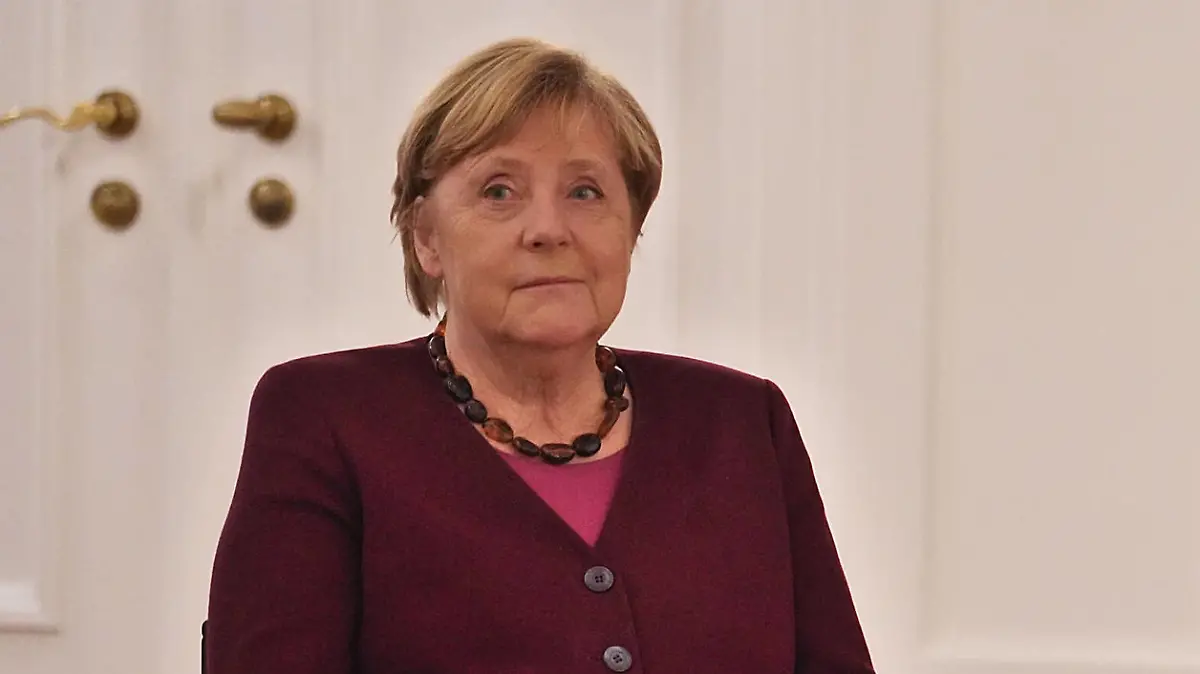  Bundeskanzlerin Merkel erhält ihre Entlassungsurkunde von Bundespräsident Steinmeier Bundeskanzlerin Angela Merkel erhält ihre Entlassungsurkunde von Bundespräsident Frank-Walter Steinmeier Berlin Schloss Bellevue Berlin GER *** Chancellor Merkel receives her certificate of dismissal from President Steinmeier Chancellor Angela Merkel receives her certificate of dismissal from President Frank Walter Steinmeier Berlin Schloss Bellevue Berlin GER