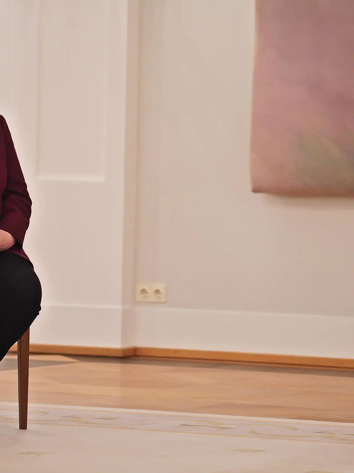  Bundeskanzlerin Merkel erhält ihre Entlassungsurkunde von Bundespräsident Steinmeier Bundeskanzlerin Angela Merkel erhält ihre Entlassungsurkunde von Bundespräsident Frank-Walter Steinmeier Berlin Schloss Bellevue Berlin GER *** Chancellor Merkel receives her certificate of dismissal from President Steinmeier Chancellor Angela Merkel receives her certificate of dismissal from President Frank Walter Steinmeier Berlin Schloss Bellevue Berlin GER