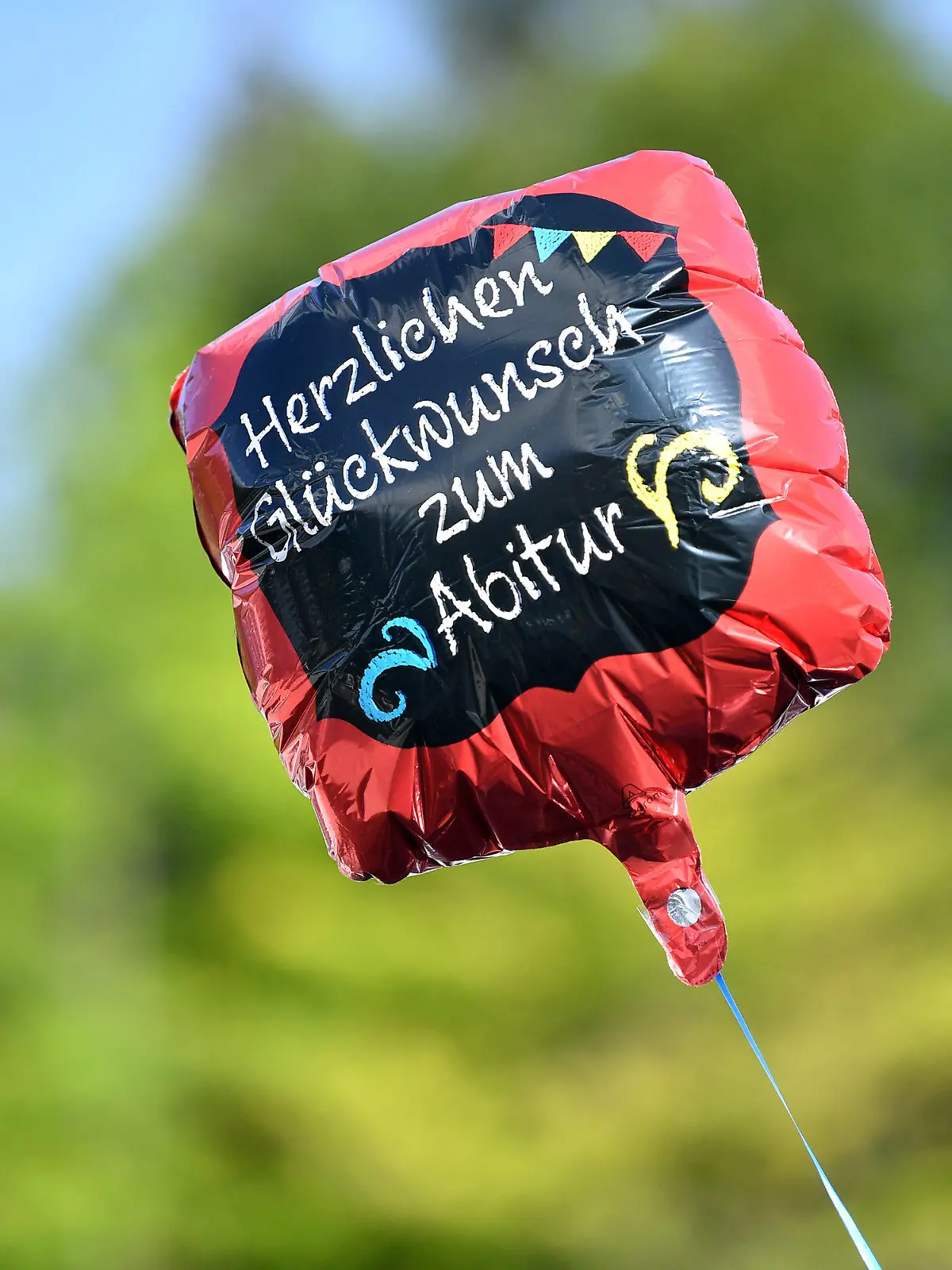 ARCHIV - 11.07.2020, Thüringen, Apolda: «Herzlichen Glückwunsch zum Abitur» steht auf einem Gasballon. (zu dpa «Thüringer Abiturienten erhalten ihre Zeugnisse») Foto: Martin Schutt/dpa-Zentralbild/dpa +++ dpa-Bildfunk +++