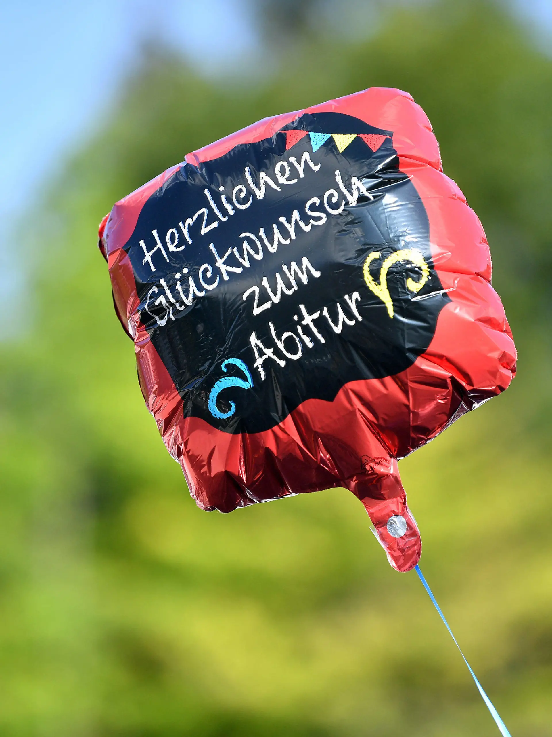 ARCHIV - 11.07.2020, Thüringen, Apolda: «Herzlichen Glückwunsch zum Abitur» steht auf einem Gasballon. (zu dpa «Thüringer Abiturienten erhalten ihre Zeugnisse») Foto: Martin Schutt/dpa-Zentralbild/dpa +++ dpa-Bildfunk +++