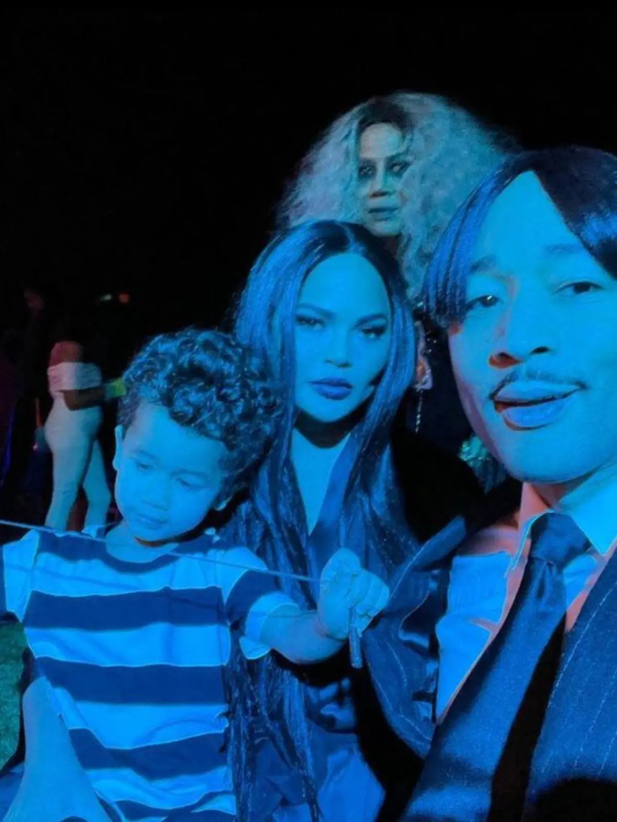 Chrissy Teigen und John Legend mit ihrem Sohn Miles und Chrissys Mama