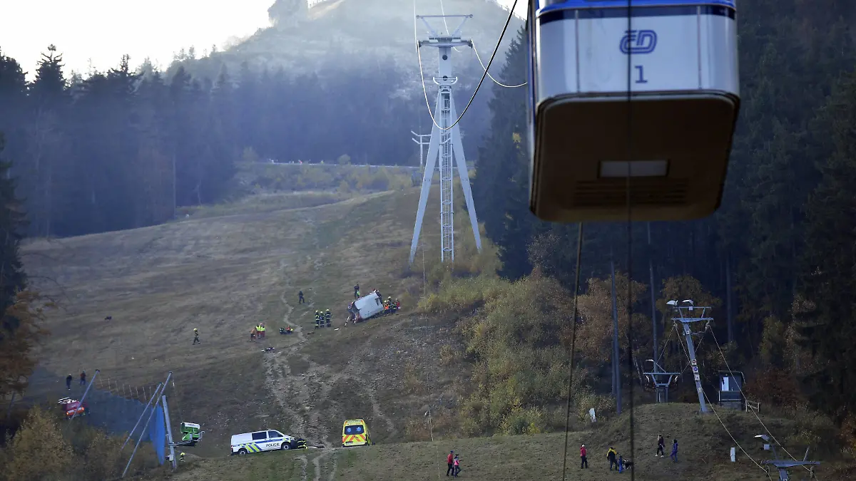 Rescuers work on a scene of a fallen funicular cab under the Jested Mountain in Liberec, Czech Republic, on Sunday, October 31, 2021. Engine driver died as a cabin fell off cable car heading from Liberec to the mountain. Rescuers are taking care of passengers and second driver. CTKxPhoto/RadekxPetrasek CTKPhotoP2021103104006 PUBLICATIONxNOTxINxCZExSVK