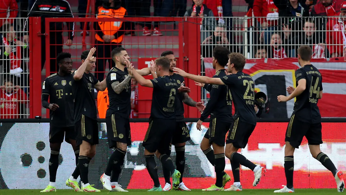 Fußball: Bundesliga, 1. FC Union Berlin - FC Bayern München, 10. Spieltag, An der Alten Försterei. Münchens Robert Lewandowski (2.v.l.) jubelt nach seinem Treffer zum 0:2 mit seinen Teamkollegen. WICHTIGER HINWEIS: Gemäß den Vorgaben der DFL Deutsche Fußball Liga bzw. des DFB Deutscher Fußball-Bund ist es untersagt, in dem Stadion und/oder vom Spiel angefertigte Fotoaufnahmen in Form von Sequenzbildern und/oder videoähnlichen Fotostrecken zu verwerten bzw. verwerten zu lassen.