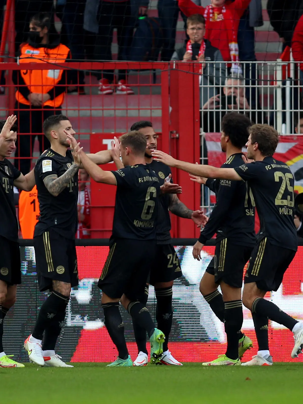 Fußball: Bundesliga, 1. FC Union Berlin - FC Bayern München, 10. Spieltag, An der Alten Försterei. Münchens Robert Lewandowski (2.v.l.) jubelt nach seinem Treffer zum 0:2 mit seinen Teamkollegen. WICHTIGER HINWEIS: Gemäß den Vorgaben der DFL Deutsche Fußball Liga bzw. des DFB Deutscher Fußball-Bund ist es untersagt, in dem Stadion und/oder vom Spiel angefertigte Fotoaufnahmen in Form von Sequenzbildern und/oder videoähnlichen Fotostrecken zu verwerten bzw. verwerten zu lassen.