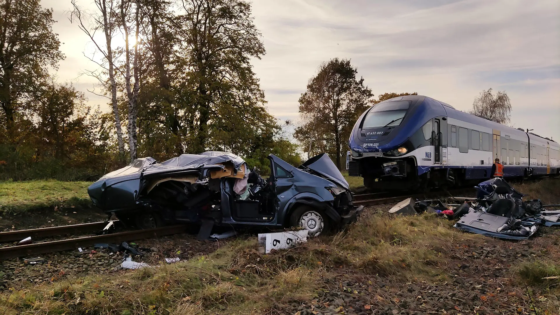 30.10.2021, Brandenburg, Löwenberger Land Zug erfasst am Bahnübergang Grieben Mercdes Davito und schleift ihn 100 Meter mit, Zwei Menschen sterben, Polizei, Feuerwehr- und rettungskräfte sowie Notfallseelsorger im Einsatz. *** 30 10 2021, Brandenburg, Löwenberger Land Train hits Mercdes Davito at the Grieben level crossing and drags him 100 metres, two people die, police, fire brigade and rescue services as well as emergency counsellors in action