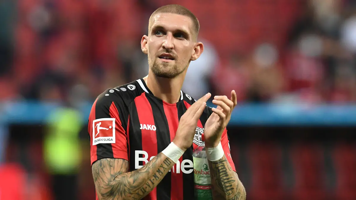 Robert Andrich ( Bayer 04 Leverkusen ) bedankt sich bei den Fans fuer die Unterstuetzung. 20.08.2021, Fussball, 1. Bundesliga, Bayer 04 Leverkusen vs Borussia Moenchengladbach DFL REGULATIONS PROHIBIT ANY USE OF PHOTOGRAPHS AS IMAGE SEQUENCES AND/OR QUASI-VIDEO Foto: Thomas Thienel / Eibner