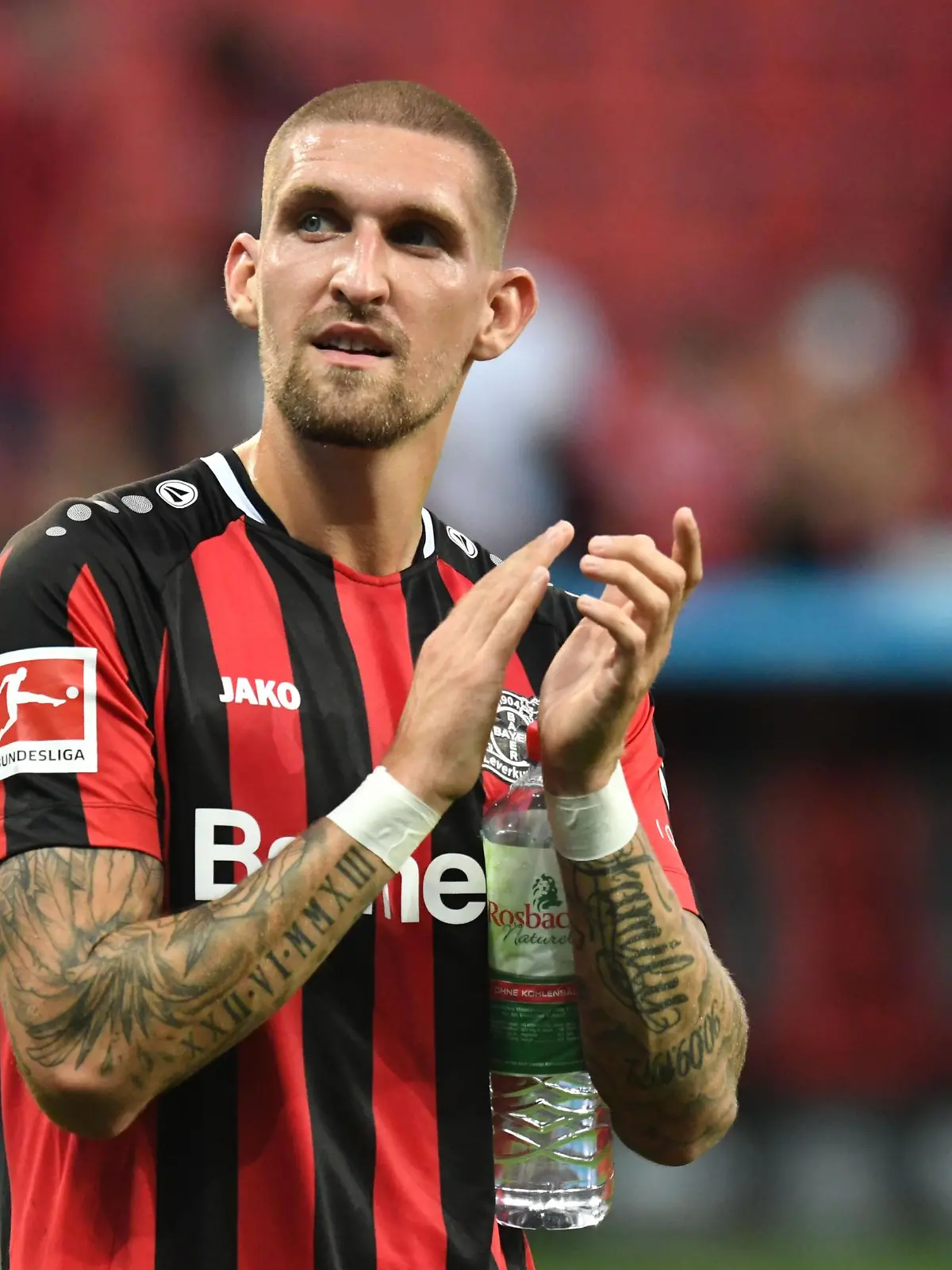 Robert Andrich ( Bayer 04 Leverkusen ) bedankt sich bei den Fans fuer die Unterstuetzung. 20.08.2021, Fussball, 1. Bundesliga, Bayer 04 Leverkusen vs Borussia Moenchengladbach DFL REGULATIONS PROHIBIT ANY USE OF PHOTOGRAPHS AS IMAGE SEQUENCES AND/OR QUASI-VIDEO Foto: Thomas Thienel / Eibner