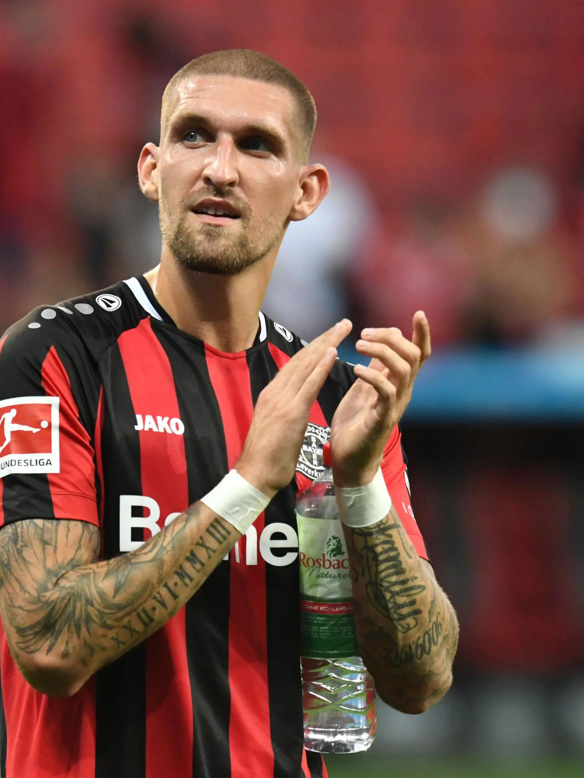 Robert Andrich ( Bayer 04 Leverkusen ) bedankt sich bei den Fans fuer die Unterstuetzung. 20.08.2021, Fussball, 1. Bundesliga, Bayer 04 Leverkusen vs Borussia Moenchengladbach DFL REGULATIONS PROHIBIT ANY USE OF PHOTOGRAPHS AS IMAGE SEQUENCES AND/OR QUASI-VIDEO Foto: Thomas Thienel / Eibner