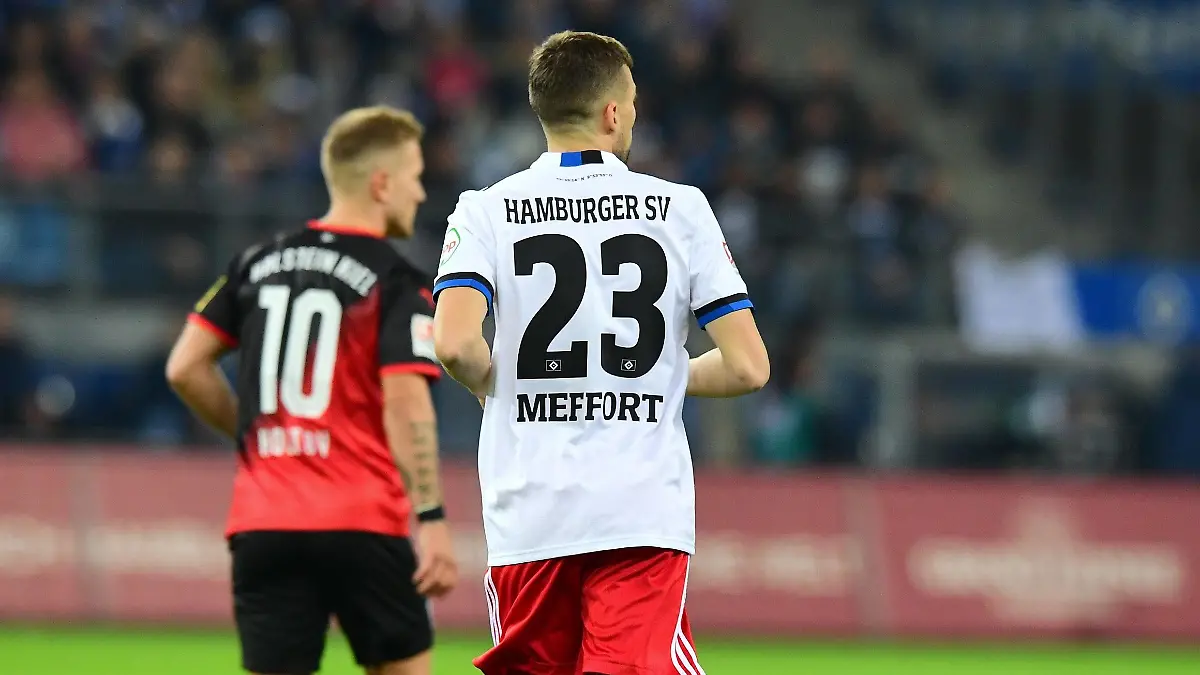 Fussball I Herren I 2.Bundesliga l Hamburger SV - Holstein Kiel I 12.Spieltag I Saison 2021-2022 I HSV I 30.10.2021 I Meffert Jonas HSV Trikot Falsch Name Bedruckt hat das einen Grund , Sportplatz : Volksparkstadion, Stellingen Hamburg Deutschland *** Football I Men I 2 Bundesliga l Hamburger SV Holstein Kiel I 12 Matchday I Season 2021 2022 I HSV I 30 10 2021 I Meffert Jonas HSV Trikot Falsch Name Bedruckt hat das einen Grund , Sportplatz Volksparkstadion, Stellingen Hamburg Germany