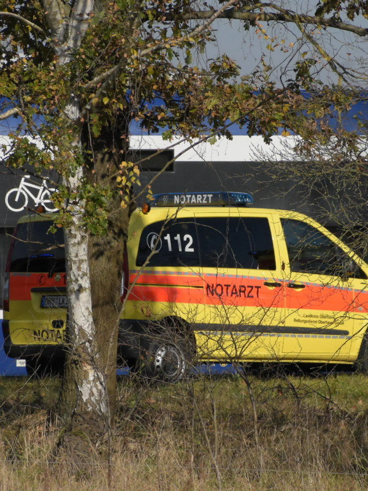 30.10.2021, Brandenburg, Grieben: Ein Notarztwagen steht neben einem Zug an der Unfallstelle. Bei einem Zusammenstoß zwischen einer Regionalbahn und einem Auto in Brandenburg sind am Samstagmittag zwei Menschen ums Leben gekommen. Bei den Toten handelt es sich um die Insassen des Autos, wie ein Sprecher der Polizei Brandenburg sagte. Foto: Christian Guttmann/Tnn/dpa +++ dpa-Bildfunk +++