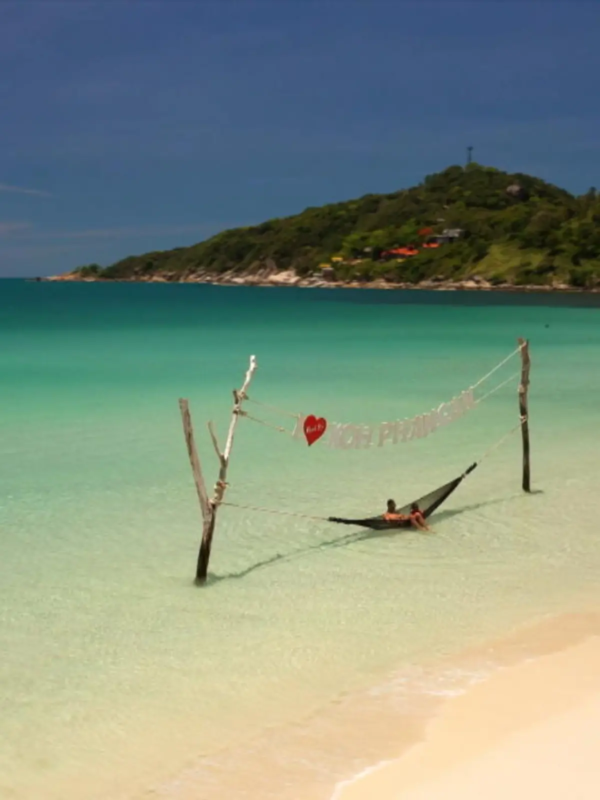 Drei Deutsche haben in Thailand ihr Glück gesucht – für den einen war die Pandemie ein böses Erwachen aus einem schönen Traum, für den anderen die Chance auf das große Glück. Jetzt macht Thailand die Grenzen wieder auf und die Auswanderer auf Ko Phangan bereiten sich vor auf die Rückkehr der Touristen. Wir haben die drei ein halbes Jahr begleitet und zeigen im Video, wie wir jetzt so günstig und schön wie nie Urlaub an den Traumständen der thailändischen Insel machen können.