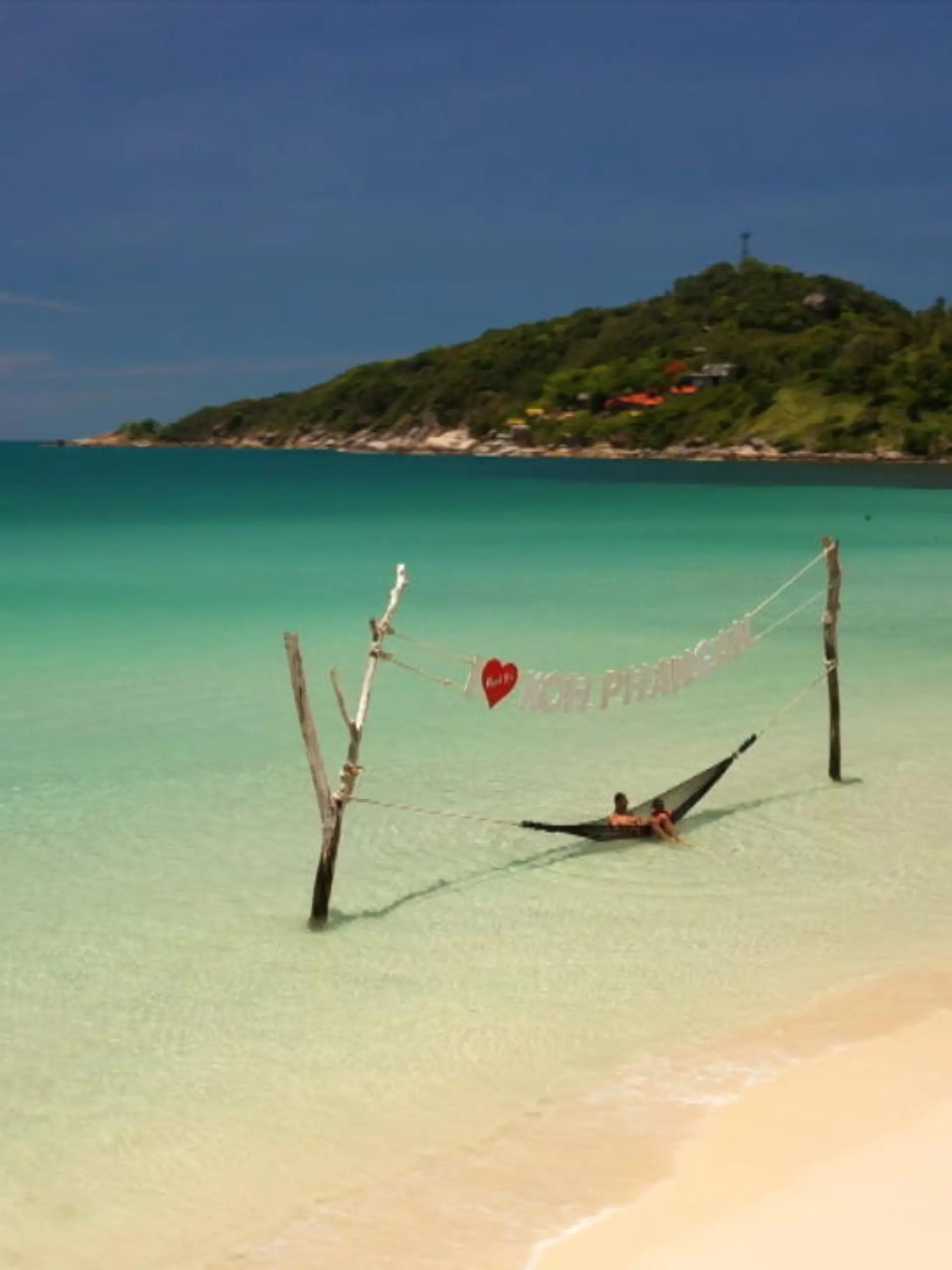 Drei Deutsche haben in Thailand ihr Glück gesucht – für den einen war die Pandemie ein böses Erwachen aus einem schönen Traum, für den anderen die Chance auf das große Glück. Jetzt macht Thailand die Grenzen wieder auf und die Auswanderer auf Ko Phangan bereiten sich vor auf die Rückkehr der Touristen. Wir haben die drei ein halbes Jahr begleitet und zeigen im Video, wie wir jetzt so günstig und schön wie nie Urlaub an den Traumständen der thailändischen Insel machen können.