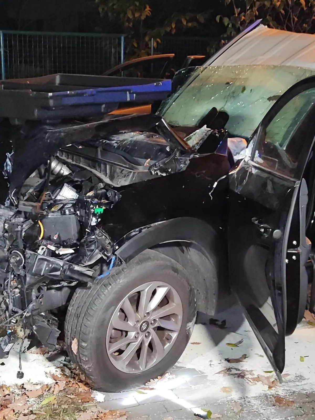  31.10.2021, Brandenburg, Mühlenbecker Land Auto erfasst auf Gehweg in Schildow Personengruppe, zwei Menschen sterben zwei weitere darunter ein Kleinkind werden verletzt, Unfallstelle komplett gesperrt. *** 31 10 2021, Brandenburg, Mühlenbecker Land Car hits a group of people on the sidewalk in Schildow, two people die, two others are injured, including a small child, accident site completely closed