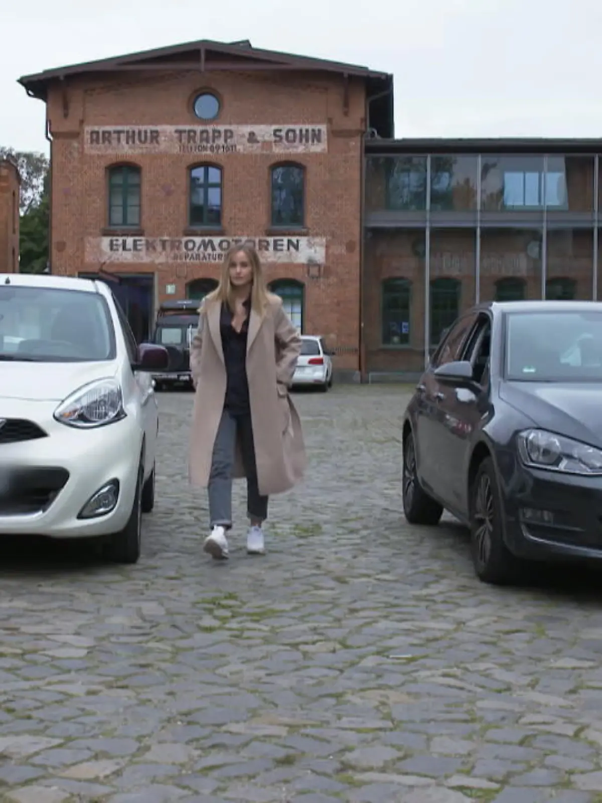 Wenn man sein Auto verkaufen will entscheiden sich die meisten ja für
Internet- Plattformen. Schließlich bieten die ja auch  sensationelle Preise. Auch für wirklich alte Kisten! Aber bekommt man den Preis auch oder wird man übers Ohr gehauen? Wir haben das mit versteckter Kamera und einem Experten getestet und wollten wissen ob es nicht andere Möglichkeiten gibt, um noch mehr für seinen Gebrauchten Wagen zu bekommen. Wer ist wirklich ehrlich und wo springt am meisten raus?