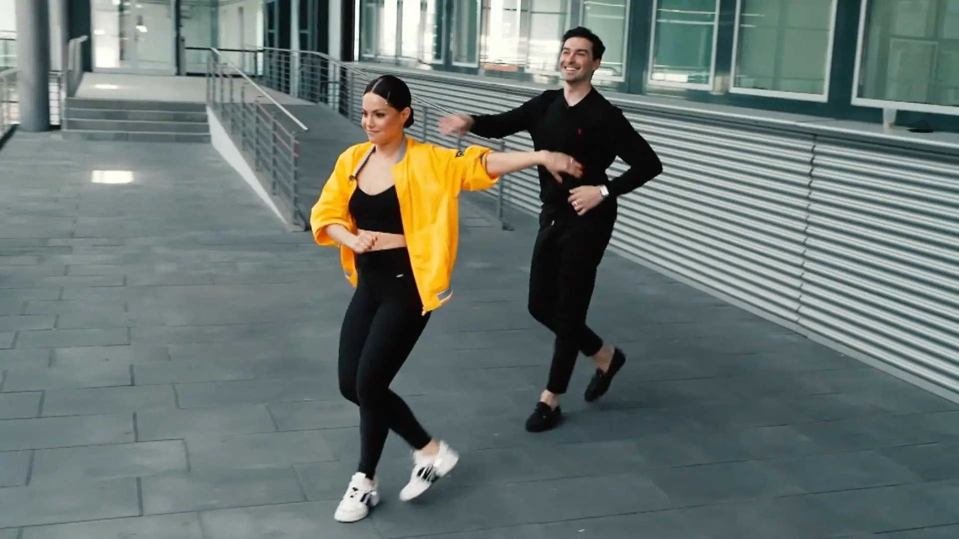Die "Let's Dance"-Profis Andrzej Cibis und Christina Luft zeigen uns ein paar Tanz-Hacks.