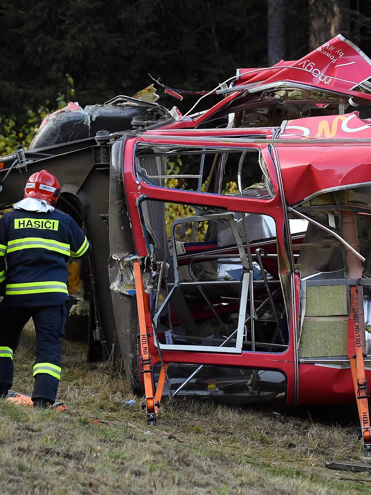 Rescuers work on a scene of a fallen funicular cab under the Jested Mountain in Liberec, Czech Republic, on Sunday, October 31, 2021. Engine driver died as a cabin fell off cable car heading from Liberec to the mountain. Rescuers are taking care of passengers and second driver. CTKxPhoto/RadekxPetrasek CTKPhotoP2021103104589 PUBLICATIONxNOTxINxCZExSVK 
