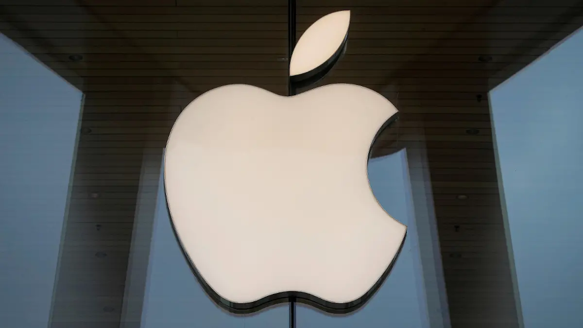 FILE PHOTO: The Apple logo is seen at an Apple Store, as Apple's new 5G iPhone 12 went on sale in Brooklyn, New York, U.S. October 23, 2020. REUTERS/Brendan McDermid/File Photo