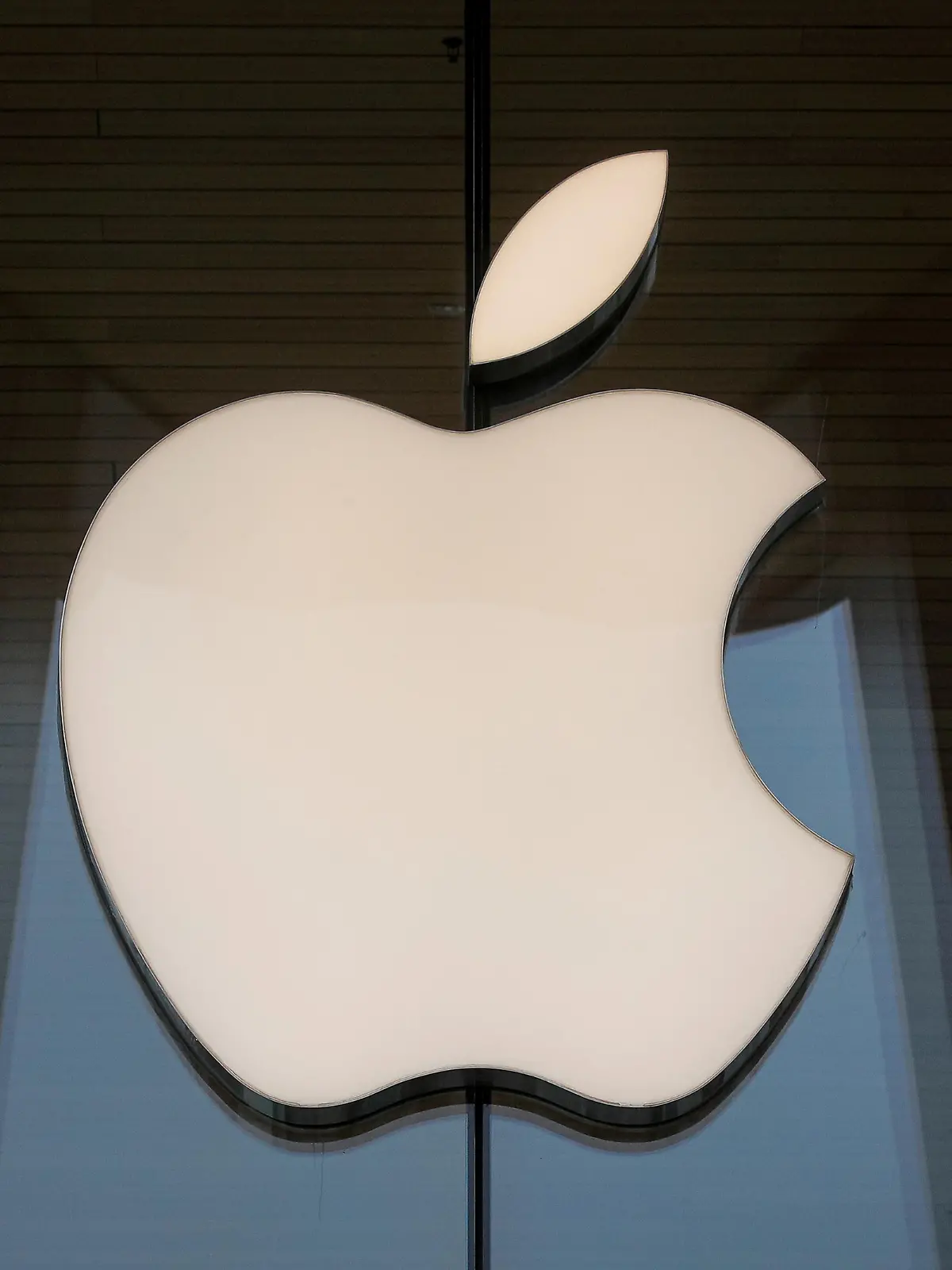 FILE PHOTO: The Apple logo is seen at an Apple Store, as Apple's new 5G iPhone 12 went on sale in Brooklyn, New York, U.S. October 23, 2020.  REUTERS/Brendan McDermid/File Photo