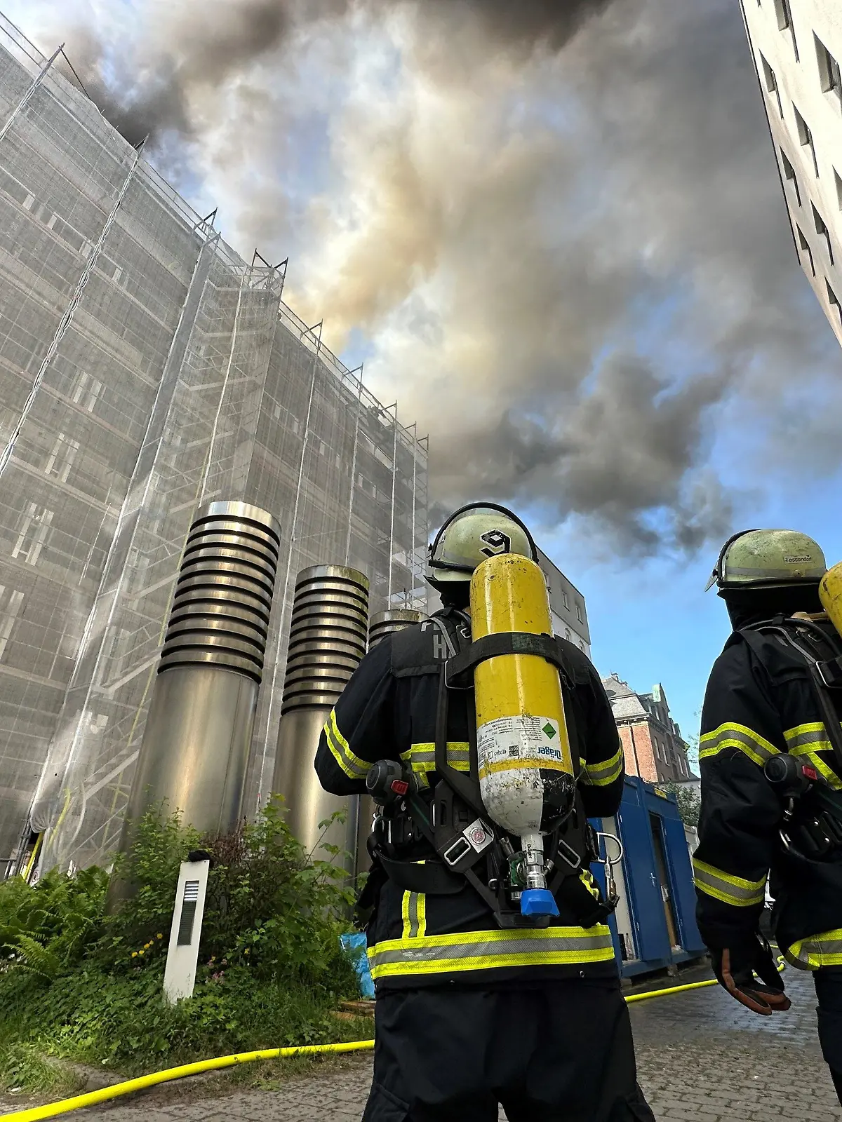 25.05.2023, Hamburg: In der Hamburger Neustadt brennt der Dachstuhl eines Gebäudes. Die Hamburger Feuerwehr ist vor Ort im Einsatz. Foto: Steven Hutchings/TNN/dpa +++ dpa-Bildfunk +++