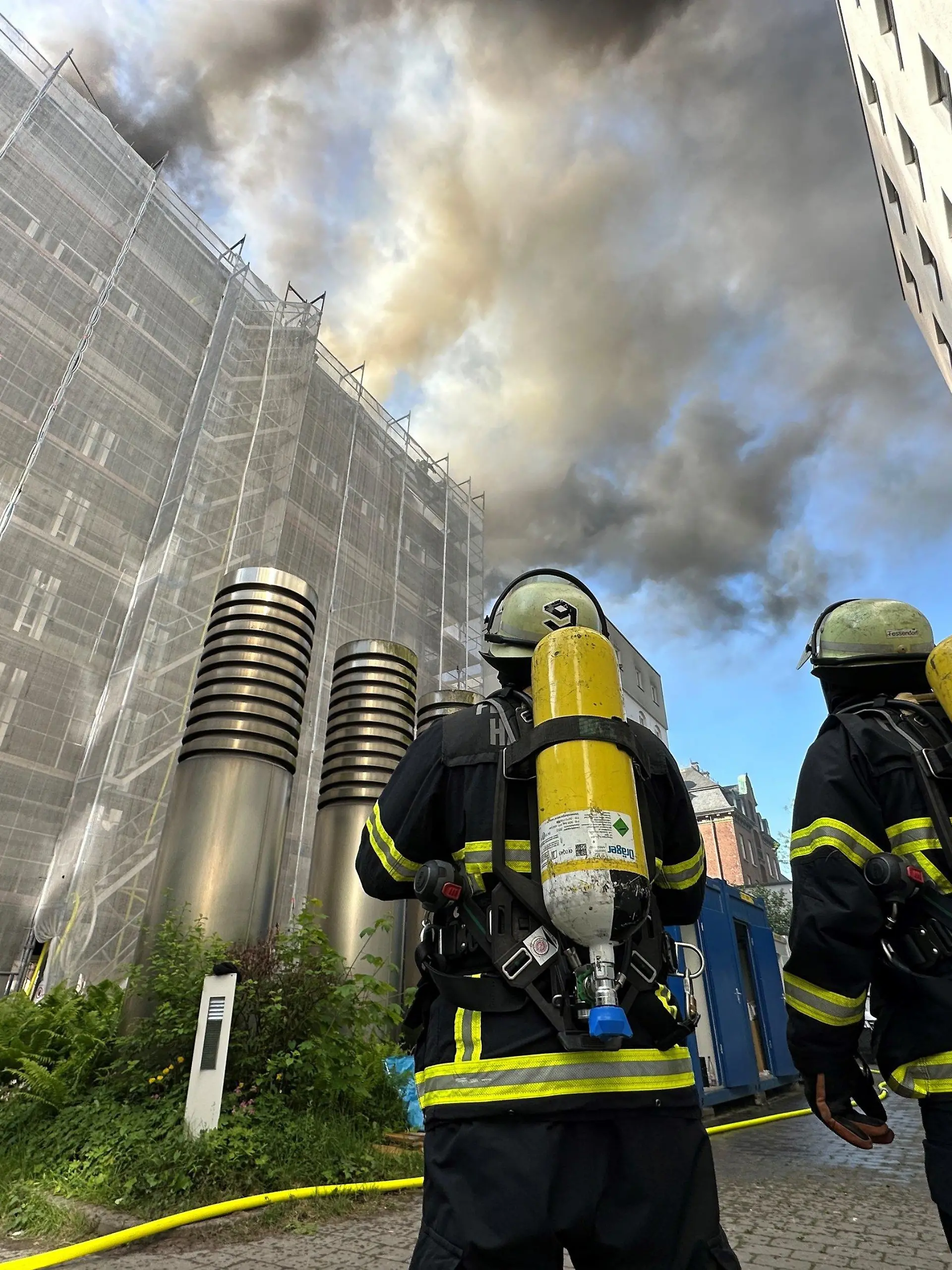 25.05.2023, Hamburg: In der Hamburger Neustadt brennt der Dachstuhl eines Gebäudes. Die Hamburger Feuerwehr ist vor Ort im Einsatz. Foto: Steven Hutchings/TNN/dpa +++ dpa-Bildfunk +++