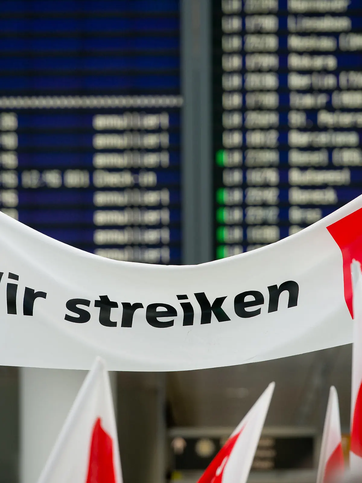 ARCHIV - Ein Banner mit der Aufschrift "Wir streiken" ist am 27.03.2014 während einer Demonstration im Rahmen eines Warnstreiks am Flughafen in München (Bayern) zu sehen.   Foto: Sven Hoppe/dpa    (zu dpa "Warnstreiks an Flughäfen: Verband verlangt zusätzliche Streikregeln" vom 26.04.2016) +++(c) dpa - Bildfunk+++