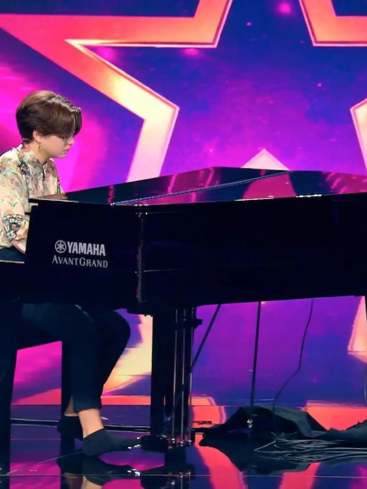 Helena Berlinghof spielt so am Klavier, dass alle den Atem anhalten.