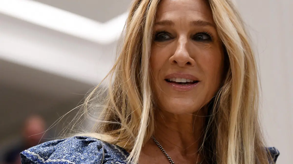 20.10.2019, Australien, Sydney: Sarah Jessica Parker, Schauspielerin aus den USA, begrüßt Fans bei einem Meet and Greet in dem Kaufhaus David Jones anlässlich ihrer neuen Schuhkollektion. Foto: Bianca De Marchi/AAP/dpa +++ dpa-Bildfunk +++