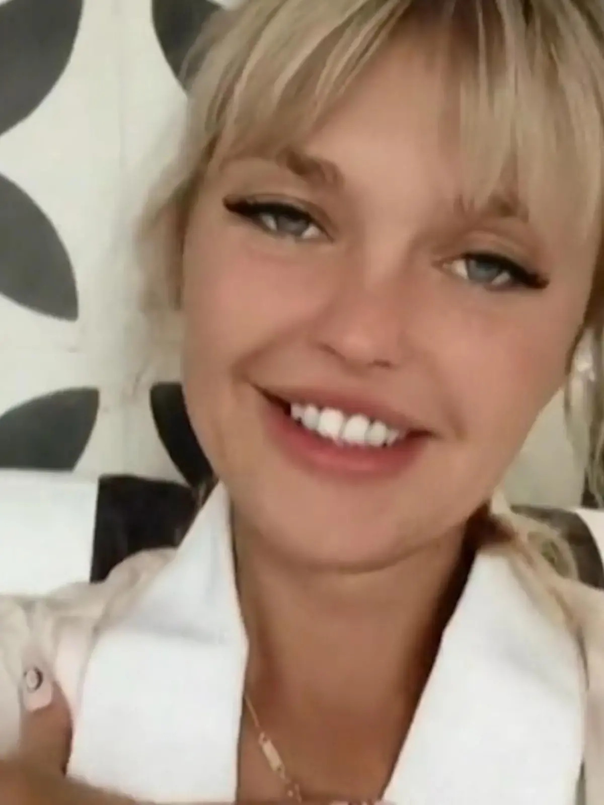 Bild zu: "Bonnie Strange rechnet mit Fake-Freunden ab"