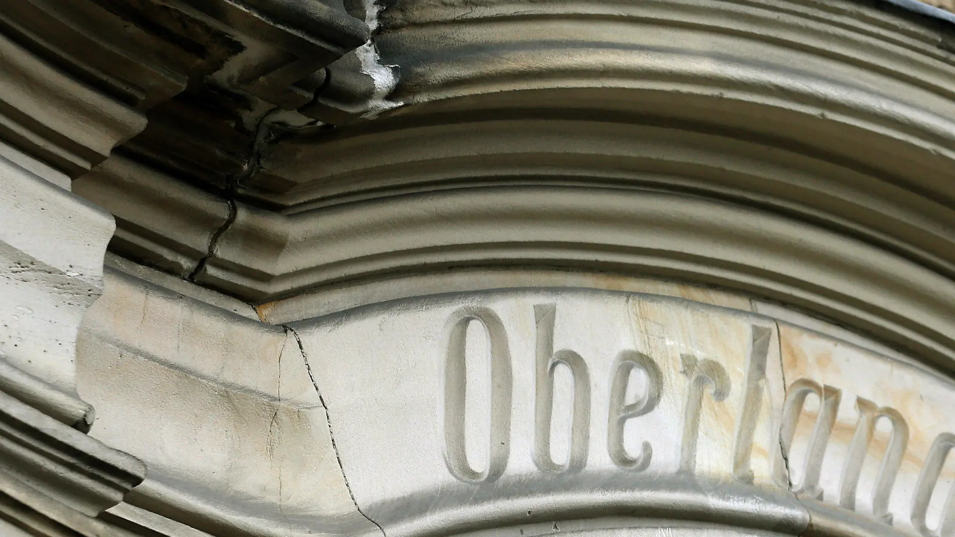 ARCHIV - Das Wort "Oberlandesgericht" ist am 05.03.2014 im Eingangsbereich des Oberlandesgerichts in Düsseldorf (Nordrhein-Westfalen) in Stein gemeißelt. Ein mutmaßlicher Übersetzer der Terrormiliz Islamischer Staat (IS) muss sich von kommendem Mittwoch an in Düsseldorf vor Gericht verantworten. (zu dpa "Mutmaßlicher IS-Dolmetscher in Düsseldorf vor Gericht" vom 18.03.2017) Foto: Roland Weihrauch/dpa +++(c) dpa - Bildfunk+++