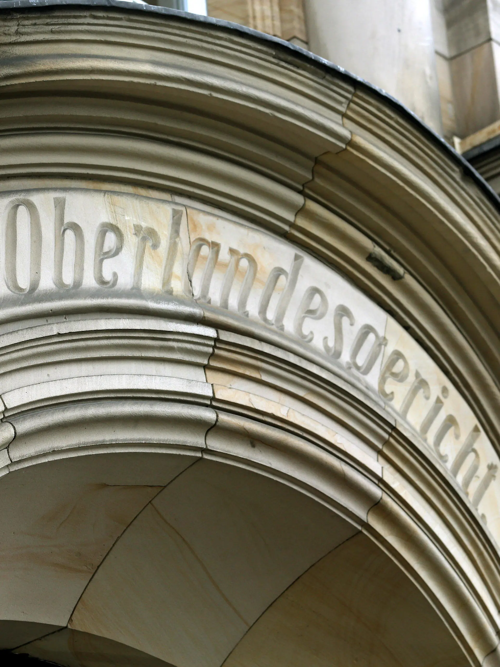 ARCHIV - Das Wort "Oberlandesgericht" ist am 05.03.2014 im Eingangsbereich des Oberlandesgerichts in Düsseldorf (Nordrhein-Westfalen) in Stein gemeißelt.  Ein mutmaßlicher Übersetzer der Terrormiliz Islamischer Staat (IS) muss sich von kommendem Mittwoch an in Düsseldorf vor Gericht verantworten. (zu dpa "Mutmaßlicher IS-Dolmetscher in Düsseldorf vor Gericht" vom 18.03.2017) Foto: Roland Weihrauch/dpa +++(c) dpa - Bildfunk+++