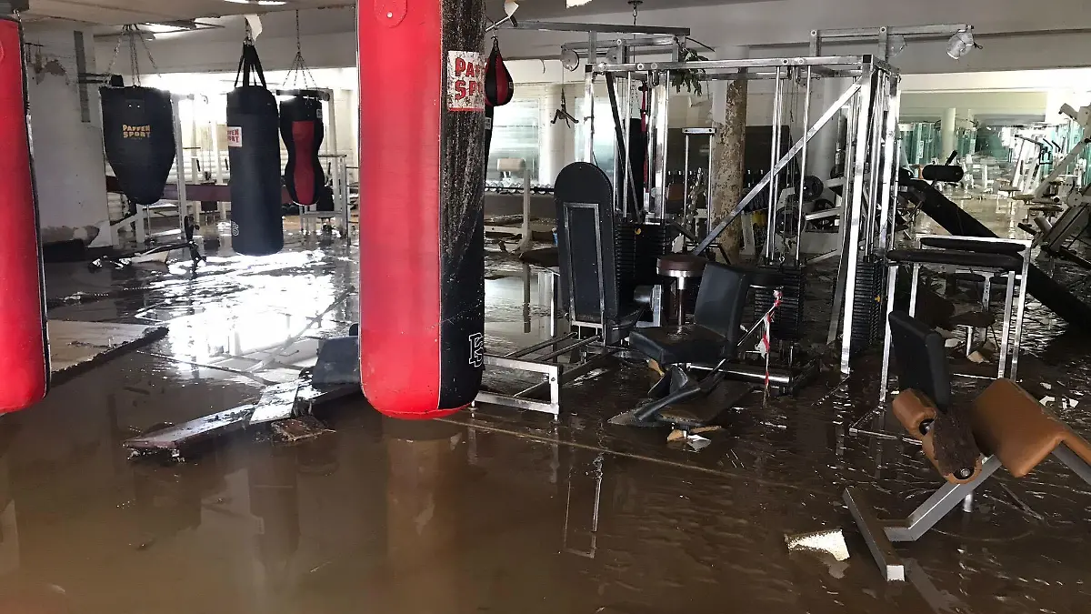 Die Wassermassen zerstörten die über 1000 Quadratmeter große Fläche.
