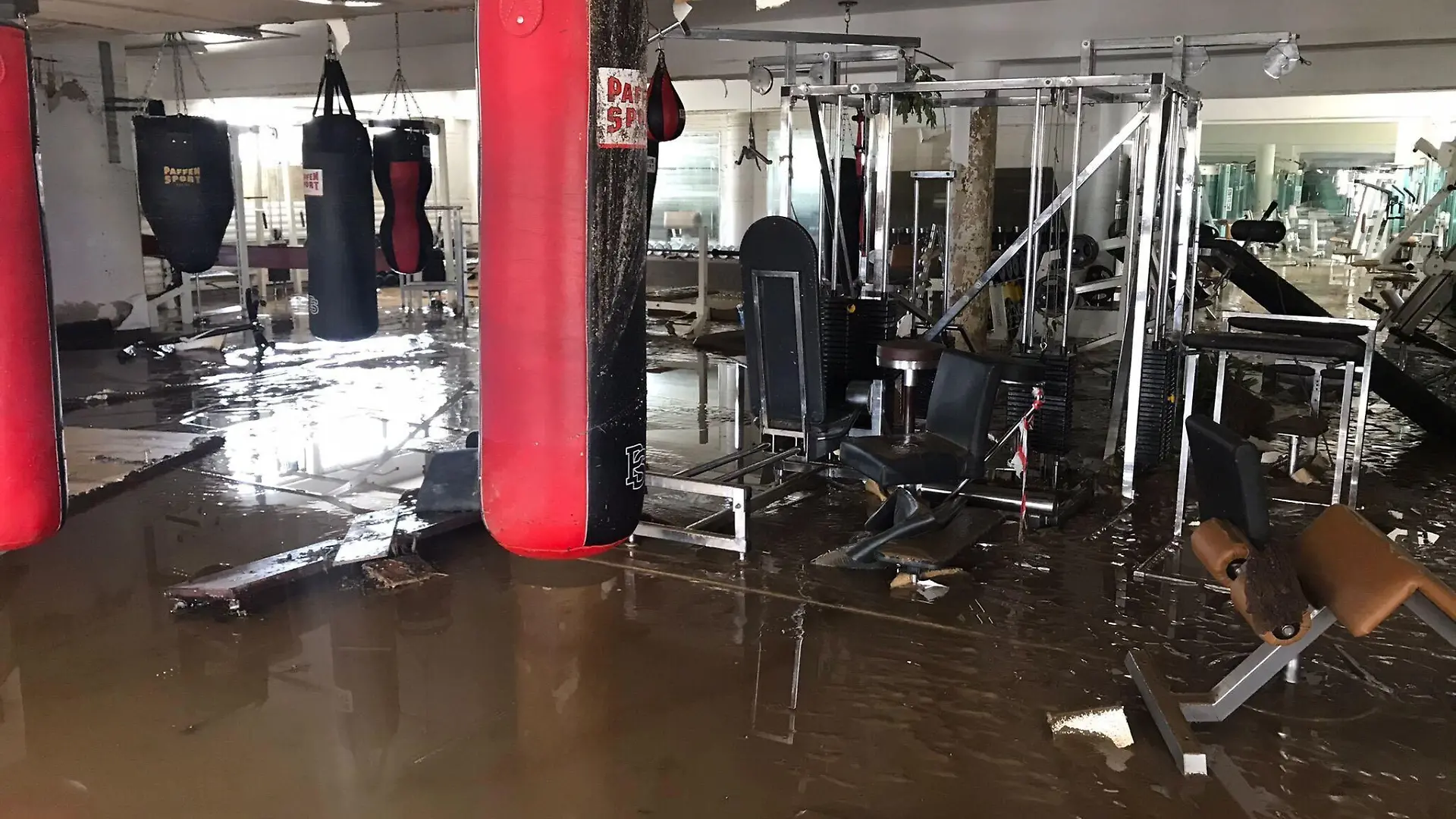 Die Wassermassen zerstörten die über 1000 Quadratmeter große Fläche.