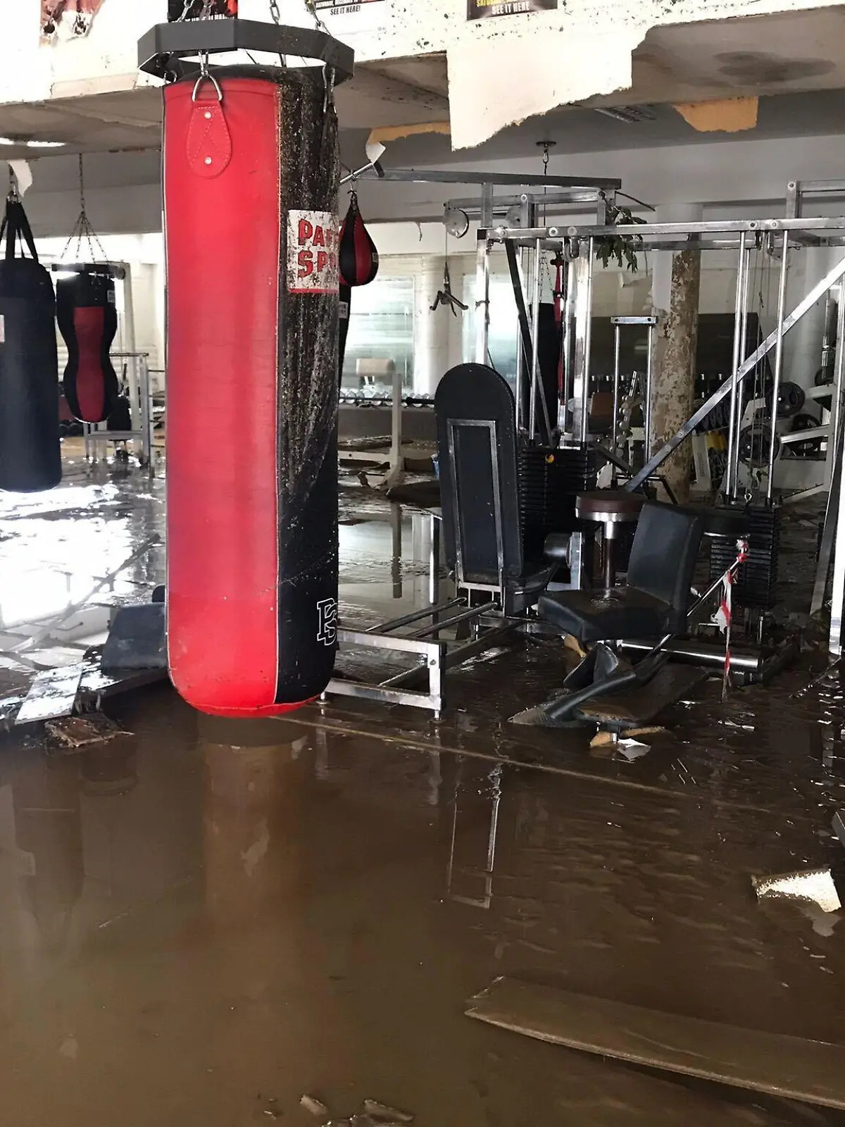 Die Wassermassen zerstörten die über 1000 Quadratmeter große Fläche.