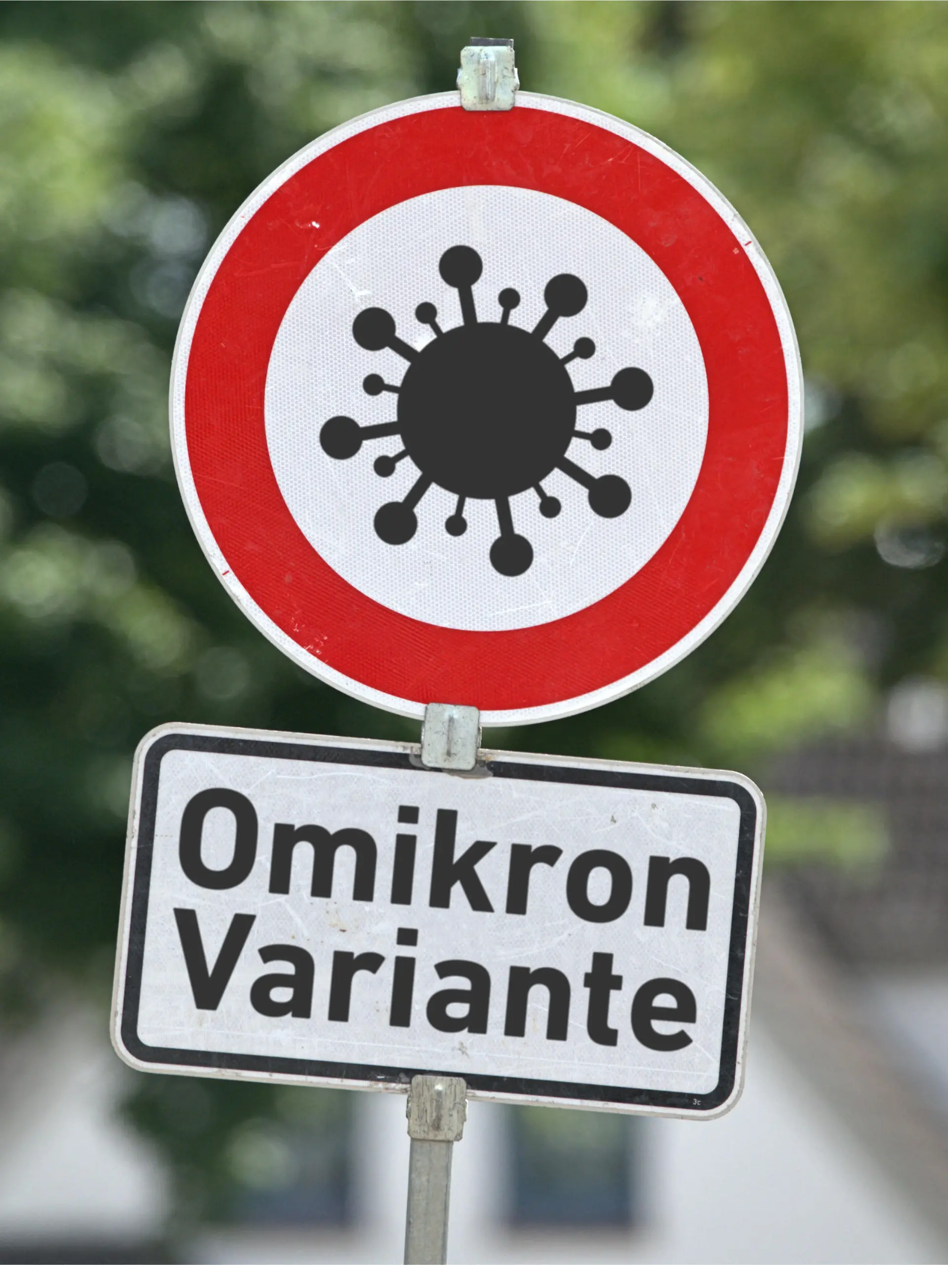 [M] Verkehrszeichen 274-xxx, für eine Warnung zur neuen Omikron-Variante des Corona-Virus in runder Form mit einem Corona-Piktogramm sowie ein Zusatzschild mit der Aufschrift: "Omikron Variante" an einem Schildermast. Foto mit Composing als Symbolbild für die neue Corona-Varante Omikron mit der wissenschaftlichen Bezeichnung B.1.1.529. B.1.1.529 weist eine sehr hohe Anzahl von Mutationen auf. +++ KEIN ECHTES VERKEHRSSCHILD +++
