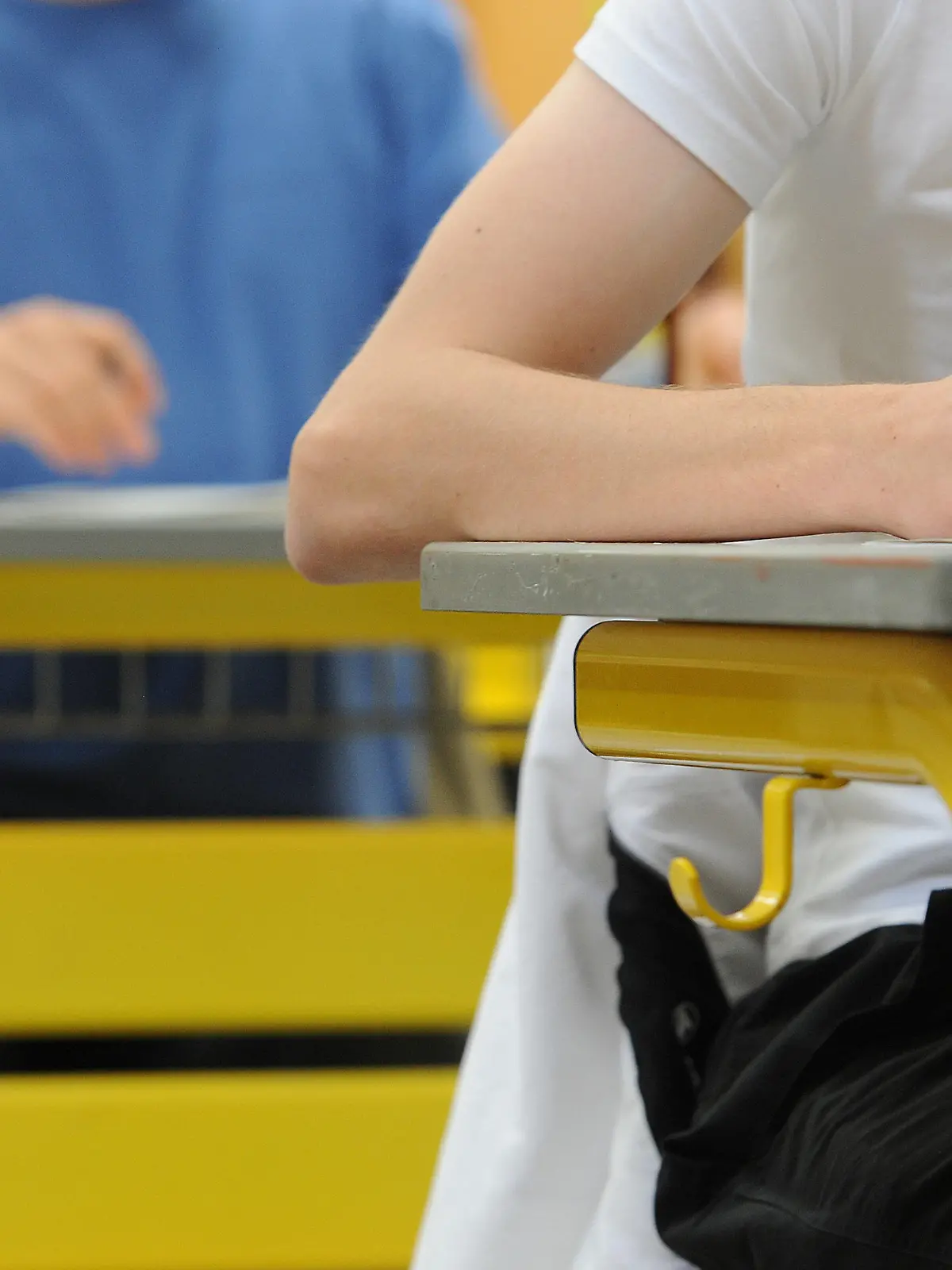 ARCHIV - 13.05.2011, Bayern, Straubing: Abiturienten eines Gymnasiums schreiben in einer Turnhalle die Abiturprüfung in Deutsch. Wegen des Coronavirus wird in Bayern der Beginn der Abiturprüfungen vom 30. April auf den 20. Mai 2020 verschoben. Foto: Armin Weigel/dpa +++ dpa-Bildfunk +++