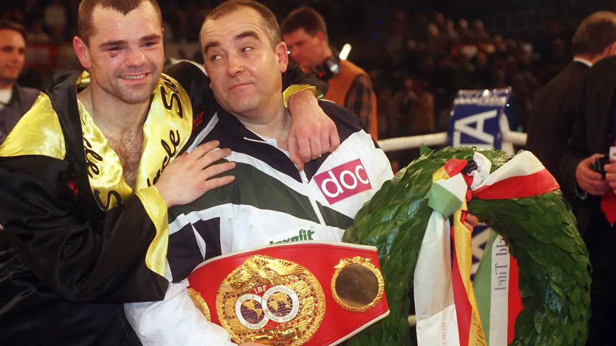 Der deutsche Profiboxer Sven Ottke (l) posiert mit seinem Physiotherapeuten Walter Knieps (r), der den Meisterschafts-Gürtel und den Siegerkranz in seinen Händen hält. Ottke gewinnt am 27.2.1999 in der Berliner Max-Schmeling-Halle den Boxkampf um den IBF-Titel im Super-Mittelgewicht gegen den italienischen Herausforderer Giovanni Nardiello durch K.o. in der dritten Runde.