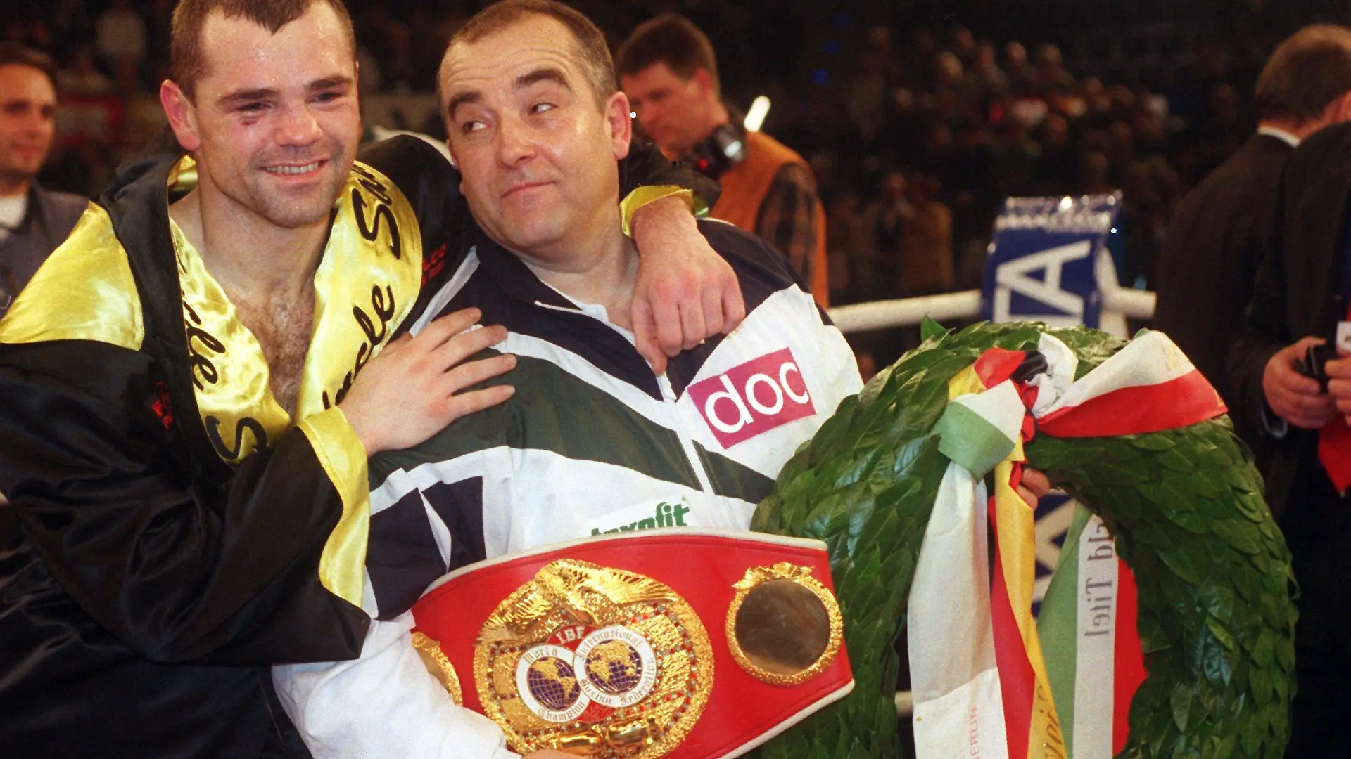 Der deutsche Profiboxer Sven Ottke (l) posiert mit seinem Physiotherapeuten Walter Knieps (r), der den Meisterschafts-Gürtel und den Siegerkranz in seinen Händen hält. Ottke gewinnt am 27.2.1999 in der Berliner Max-Schmeling-Halle den Boxkampf um den IBF-Titel im Super-Mittelgewicht gegen den italienischen Herausforderer Giovanni Nardiello durch K.o. in der dritten Runde.