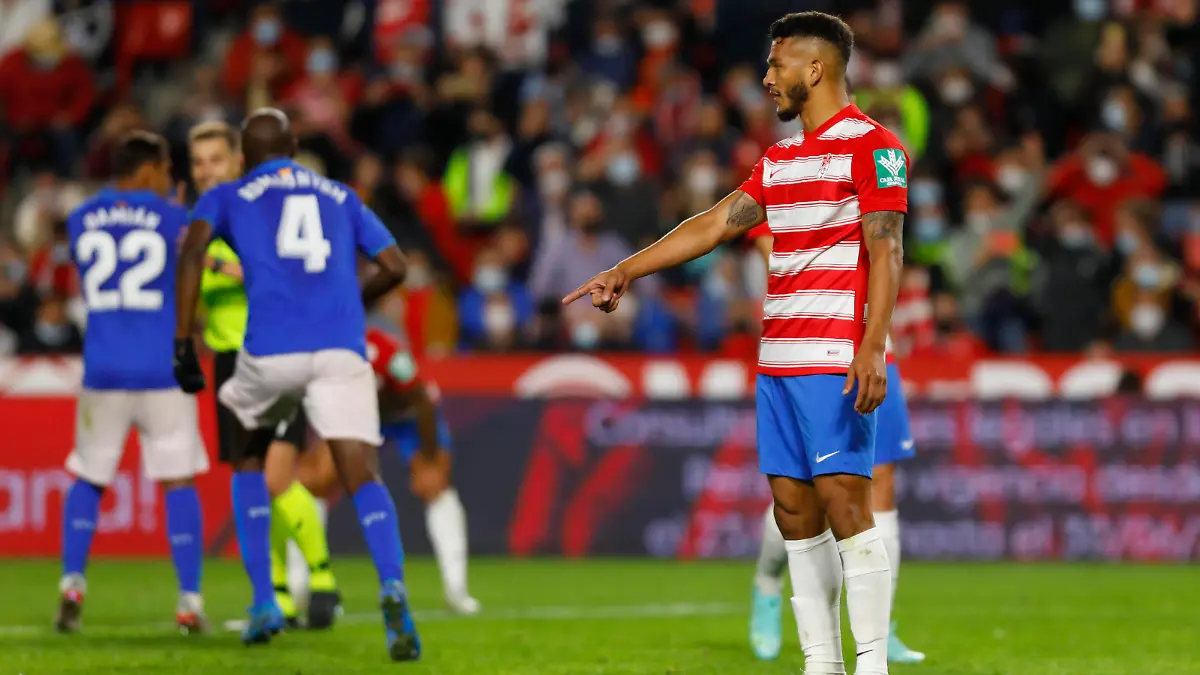  Granada CF v Getafe CF - La Liga Luis Javier Suarez, of Granada CF reacts after missing a penalty during the La Liga match between Granada CF and Getafe CF at Nuevo Los Carmenes Stadium on October 28, 2021 in Granada, Spain. Granada Granada Spain PUBLICATIONxNOTxINxFRA Copyright: xlexxCamarax camaramartinez-granadac211028_npSyN