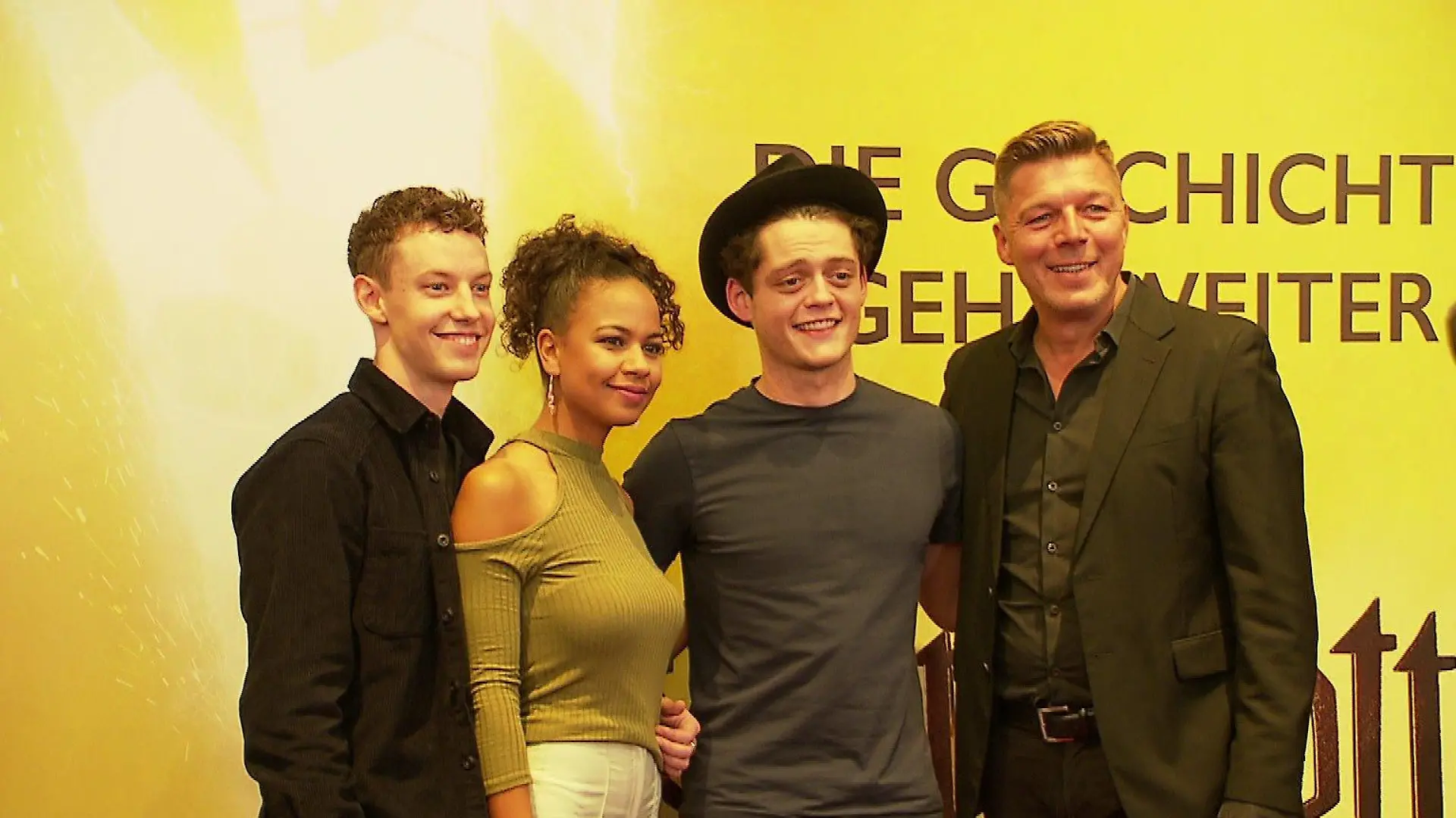 Schauspieler und Produzent von links nach rechts: Mathias Reiser (Scorpius Malfoy), Madina Frey (Rose Granger-Weasley), Vincent Lang (Albus Potter) und Maik Klokow (Produzent)