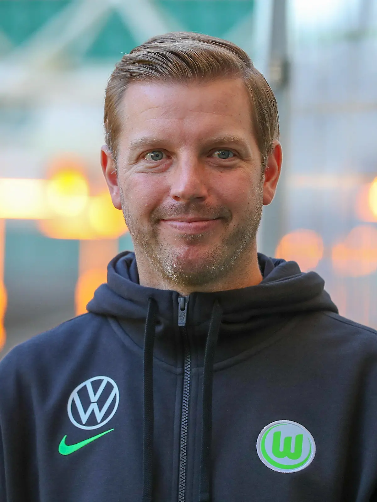  VfL PK Wolfsburg, 28.10.2021, FUßBALL - VfL Wolfsburg, 1. Bundesliga, Saison 2021/22. Neuvorstellung von Cheftrainer Florian Kohfeldt VfL Wolfsburg Wolfsburg *** VfL PK Wolfsburg, 28 10 2021, FOOTBALL VfL Wolfsburg, 1 Bundesliga, 2021 season 22 New introduction of head coach Florian Kohfeldt VfL Wolfsburg Wolfsburg.