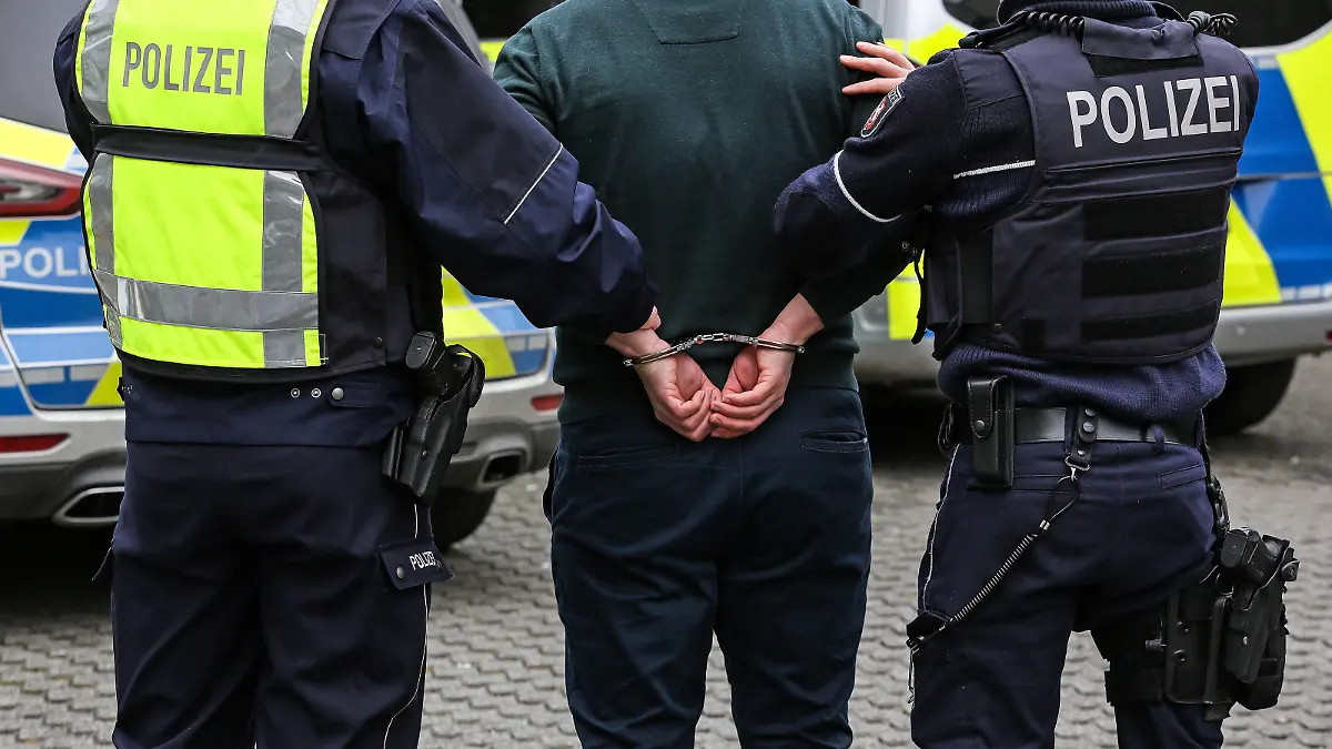 Symbolbild Thema Polizei, zwei Polizisten mit einer Person mit Handschellen Symbolbild zum Thema Polizei am 22.01.2020 in Siegen/Deutschland. *** Symbolic picture about police, two policemen with one person in handcuffs Symbolic picture about police on 22 01 2020 in Siegen Germany