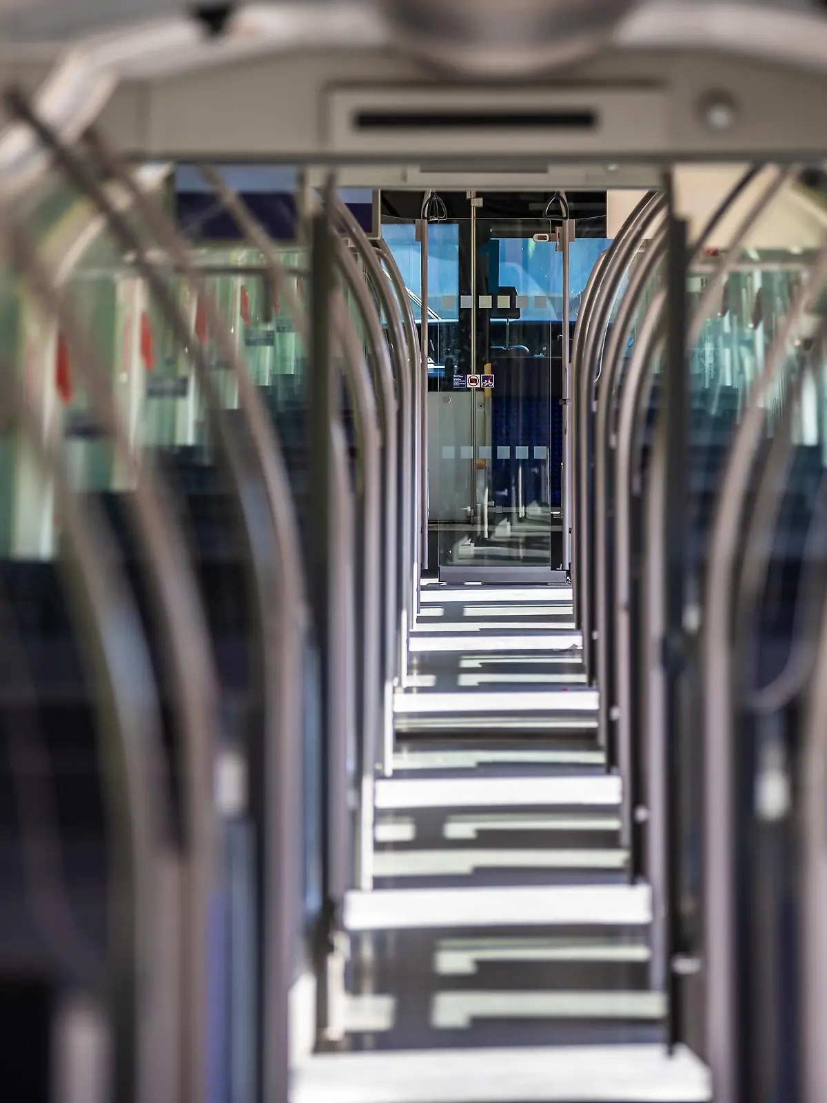  Thema: Zivilcourage und Sicherheit in den öffentlichen Verkehrsmitteln. 12.09.2019: Ein leerer Wagon einer Bahn. In Marbach am Neckar wird am Gleis 3 eine S-Bahn abgestellt, in der zu zwei verschiedenen Uhrzeiten Workshops mit dem Titel: Sicher.Unterwegs - Frauen im ÖPNV für Frauen und Mädchen ab 16 Jahren stattfinden. Den Einstieg bildet dabei ein Kurzvortrag der Polizei Ludwigsburg, in dem über die hiesige Kriminalitätslage sowie rechtliche Aspekte, wie z.B. die Strafbarkeit von Sexualdelikten im öffentlichen Raum und das Thema Notwehr informiert wird. Außerdem gibt es Tipps, wie gefährliche Situationen vermieden werden können. Im Anschluss wird ein Mitarbeiter der DB Regio über die Nothilfeeinrichtungen in S-Bahnen informieren. Den Abschluss übernehmen Gewaltschutztrainer*innen des Verbands für Gewaltprävention und Selbstschutz, die