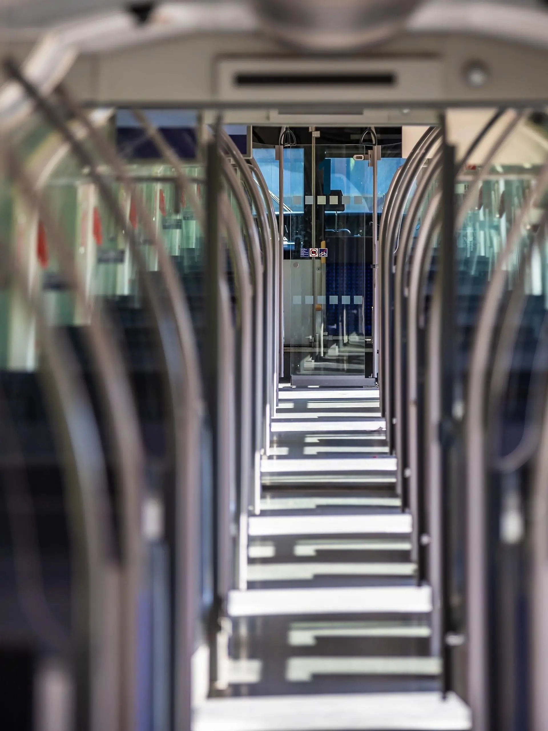  Thema: Zivilcourage und Sicherheit in den öffentlichen Verkehrsmitteln. 12.09.2019: Ein leerer Wagon einer Bahn. In Marbach am Neckar wird am Gleis 3 eine S-Bahn abgestellt, in der zu zwei verschiedenen Uhrzeiten Workshops mit dem Titel: Sicher.Unterwegs - Frauen im ÖPNV für Frauen und Mädchen ab 16 Jahren stattfinden. Den Einstieg bildet dabei ein Kurzvortrag der Polizei Ludwigsburg, in dem über die hiesige Kriminalitätslage sowie rechtliche Aspekte, wie z.B. die Strafbarkeit von Sexualdelikten im öffentlichen Raum und das Thema Notwehr informiert wird. Außerdem gibt es Tipps, wie gefährliche Situationen vermieden werden können. Im Anschluss wird ein Mitarbeiter der DB Regio über die Nothilfeeinrichtungen in S-Bahnen informieren. Den Abschluss übernehmen Gewaltschutztrainer*innen des Verbands für Gewaltprävention und Selbstschutz, die