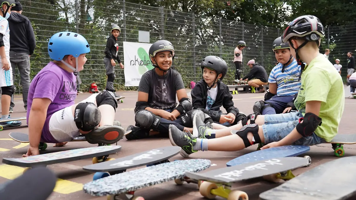 Projektpate Wotan Wilke Möhring besucht den erste Standort von des skate-aid international e.V. in Köln Meschenich am Kölnberg. Hier werden pädagogische Skateboard-Workshops für Kinder und Jugendliche in sozialen Brennpunkten angeboten.

Achtung: Bei Veröffentlichung müssen "RTL-Spendenmarathon", bzw. "Stiftung RTL - Wir helfen Kindern" erwähnt werden!!  Die Verwendung des sendungsbezogenen Materials ist nur mit dem Hinweis und Verlinkung auf TVNOW gestattet.
