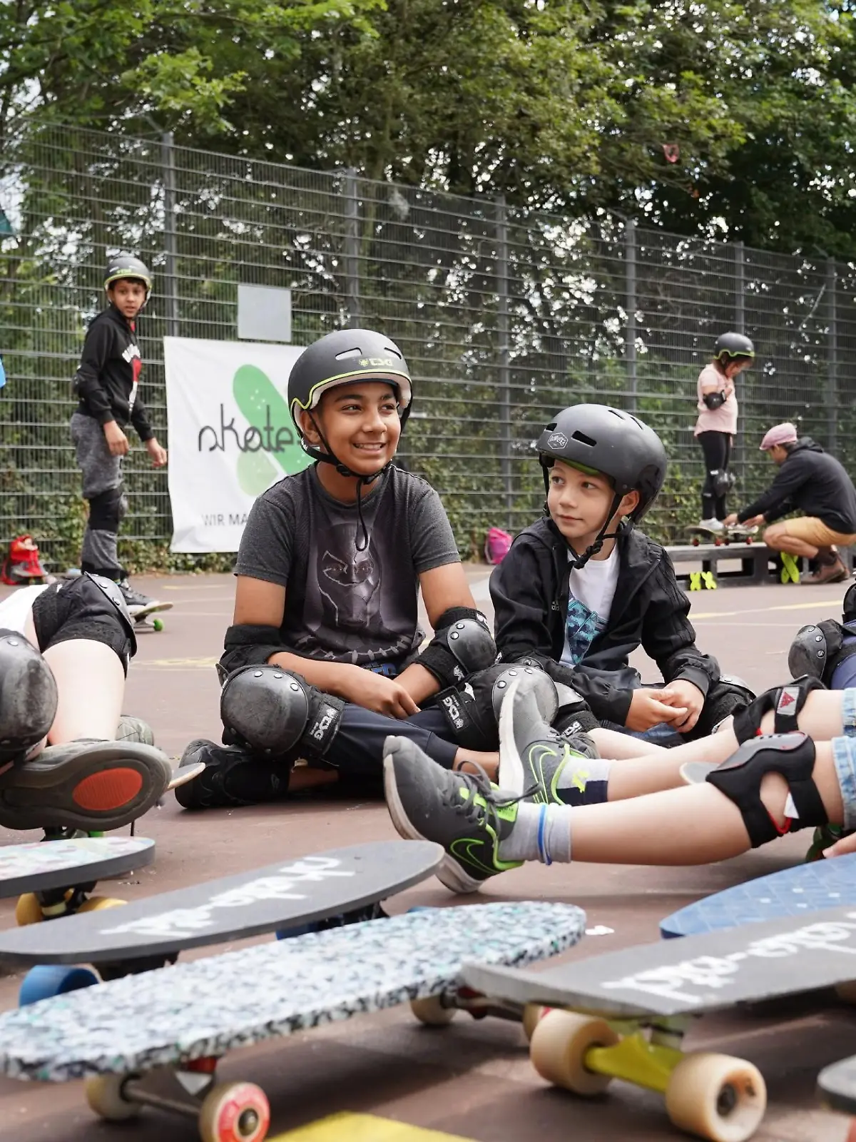 Projektpate Wotan Wilke Möhring besucht den erste Standort von des skate-aid international e.V. in Köln Meschenich am Kölnberg. Hier werden pädagogische Skateboard-Workshops für Kinder und Jugendliche in sozialen Brennpunkten angeboten.

Achtung: Bei Veröffentlichung müssen "RTL-Spendenmarathon", bzw. "Stiftung RTL - Wir helfen Kindern" erwähnt werden!!  Die Verwendung des sendungsbezogenen Materials ist nur mit dem Hinweis und Verlinkung auf TVNOW gestattet.