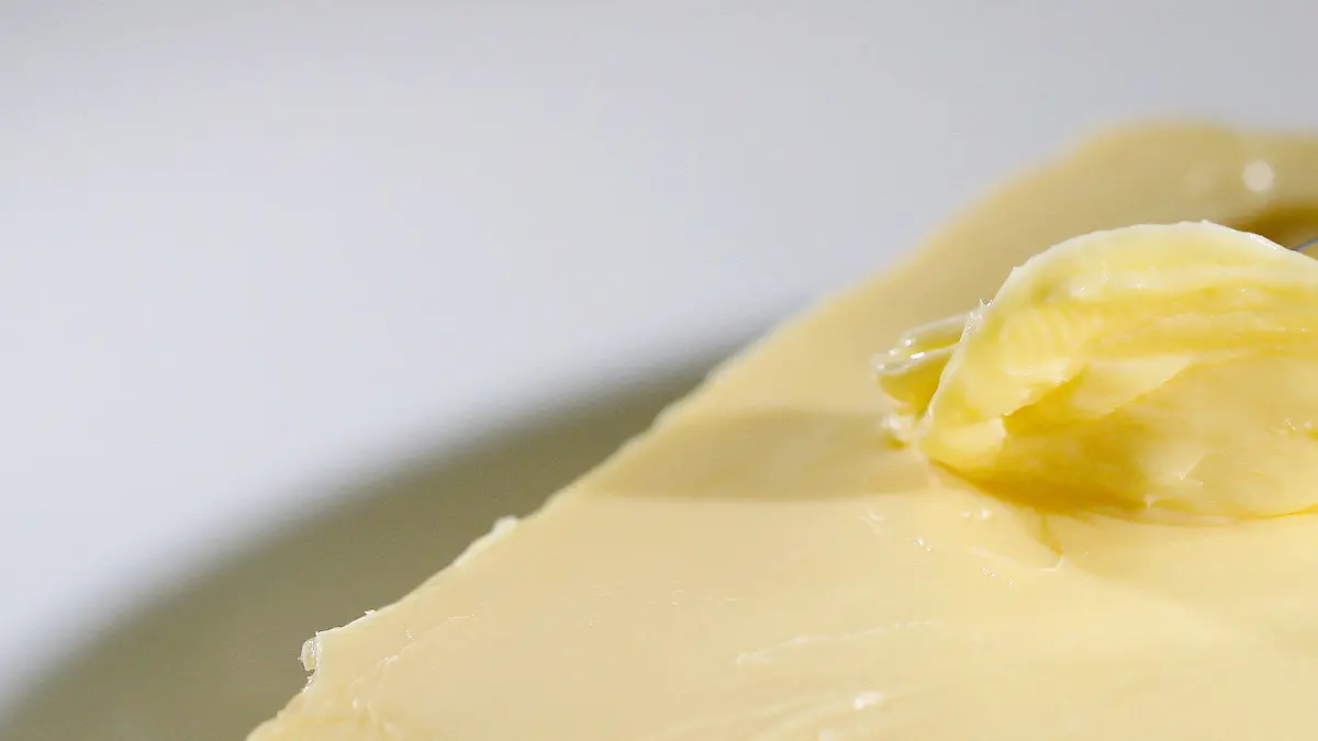 ARCHIV - Mit einem Messer wird Butter abgestrichen, aufgenommen in Düsseldorf. (zu dpa "Erneuter Preissprung bei Butter auf neue Rekordhöhe" vom 08.07.2017) Foto: David Ebener/dpa +++(c) dpa - Bildfunk+++