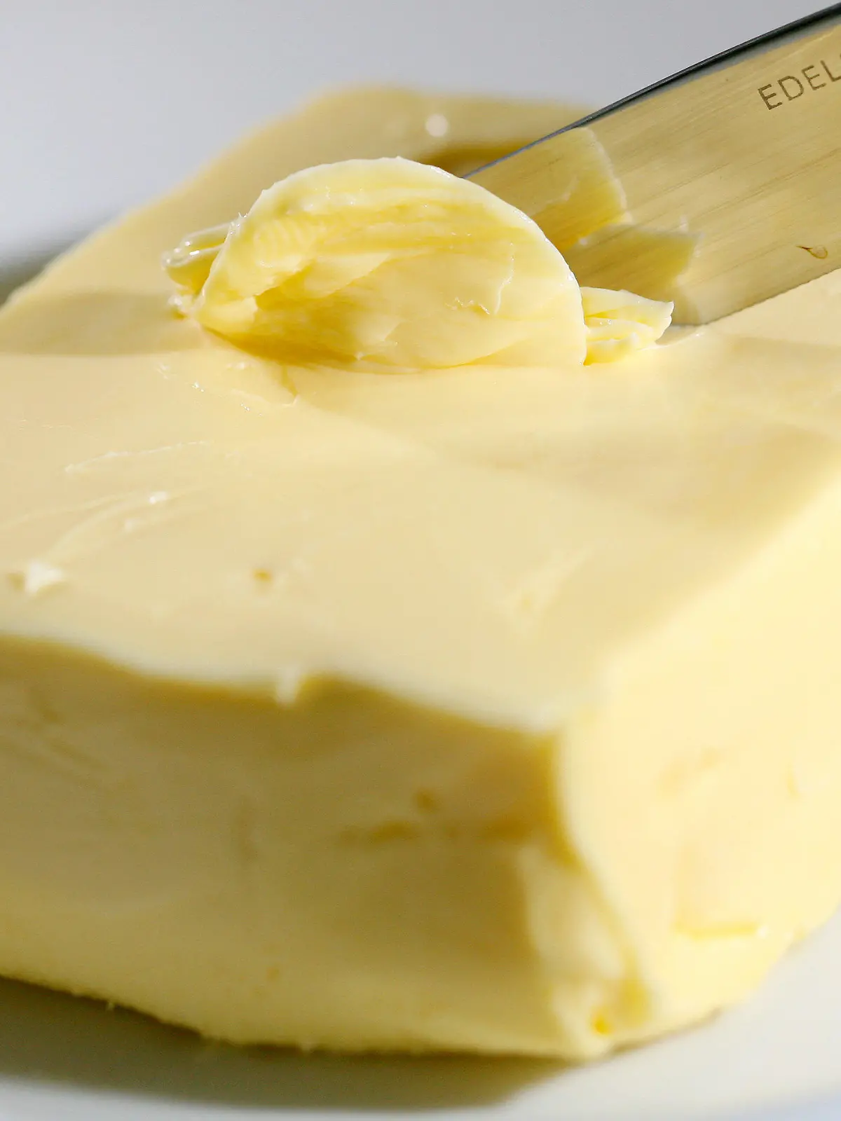 ARCHIV - Mit einem Messer wird Butter abgestrichen, aufgenommen in Düsseldorf. (zu dpa "Erneuter Preissprung bei Butter auf neue Rekordhöhe" vom 08.07.2017) Foto: David Ebener/dpa +++(c) dpa - Bildfunk+++