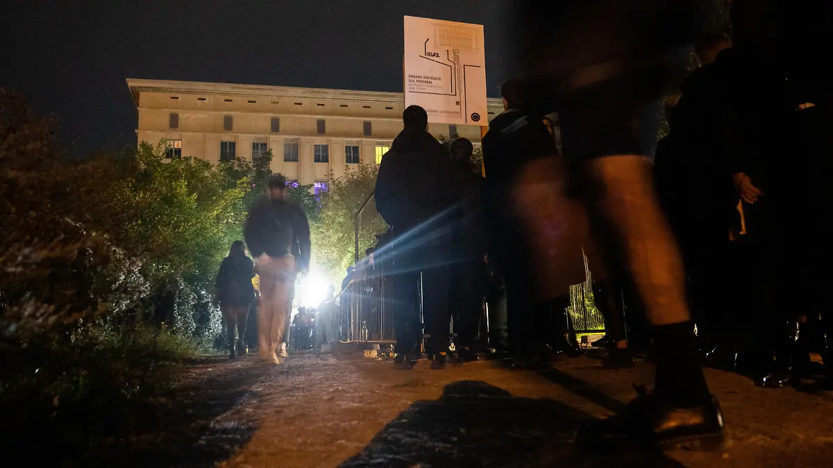 Mehrere hundert Menschen stehen vor dem Berghain an. Im Berghain Club mit der dazu gehörenden Panorama Bar wird eine erste «Klubnacht» nach Beginn der Corona-Pandemie gefeiert.