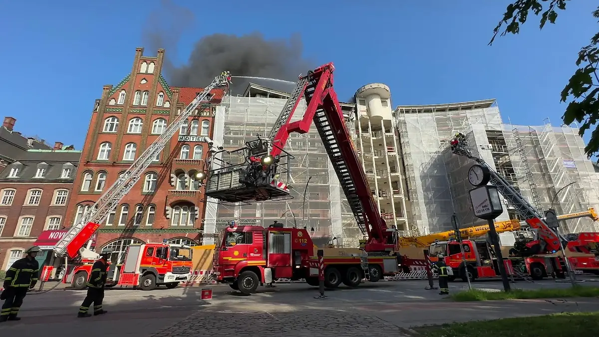 25.05.2023, Hamburg: In der Hamburger Neustadt brennt der Dachstuhl eines Gebäudes. Die Hamburger Feuerwehr ist vor Ort im Einsatz. Foto: Steven Hutchings/TNN/dpa +++ dpa-Bildfunk +++