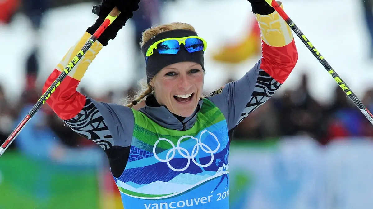 ARCHIV - Skilangläuferin Claudia Nystad jubelt am 25.02.2010 im Ziel bei den Olympischen Spielen 2010 in Vancouver. Nystad steigt nach drei Jahren Pause am Freitag wieder in den Langlauf-Weltcup ein. Die Ziele der zweimaligen Olympiasiegerin sind bescheiden - die Teilnahme bei den Spielen in Sotschi soll aber herausspringen. Foto: Martin Schutt/dpa (zu dpa-KORR: «Der leichte, schwere Weg zurück: Claudia Nystad vor Weltcup-Comeback» vom 27.11.2013) +++(c) dpa - Bildfunk+++